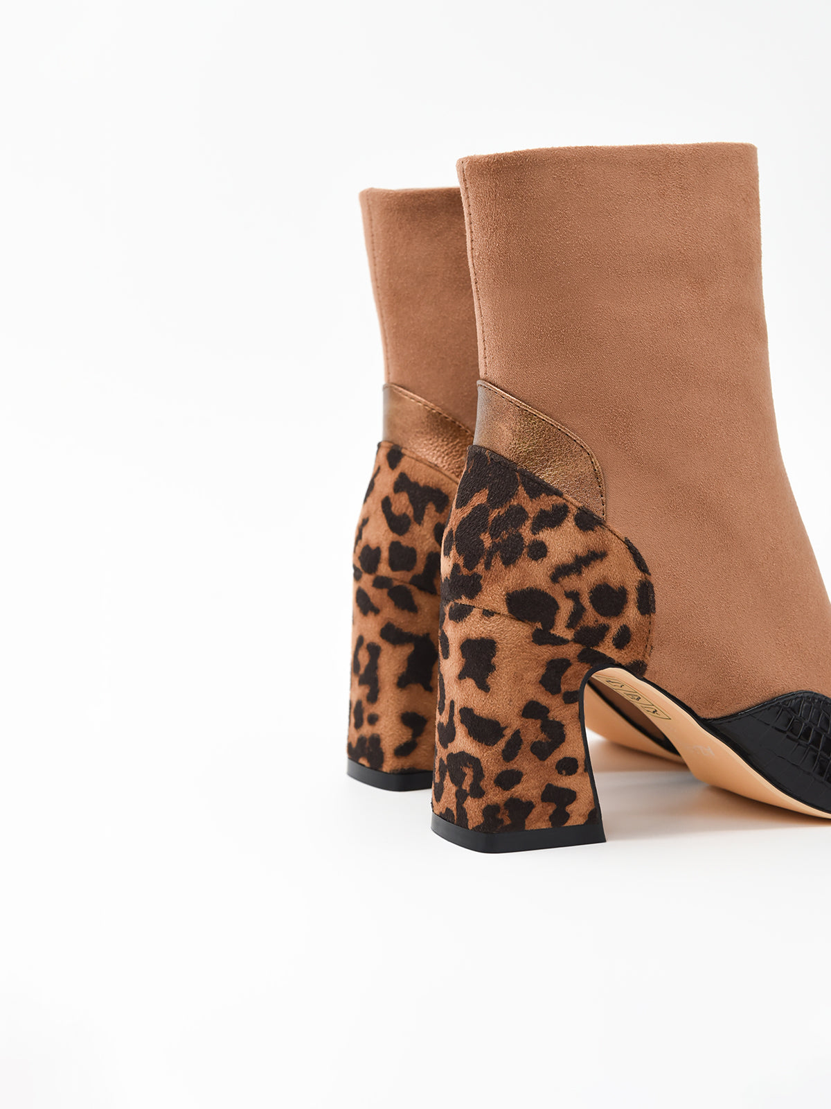 BOTÍN TAUPE CON TACÓN LEOPARDO