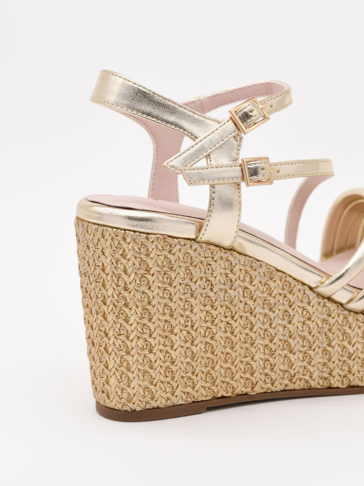 Sandalias doradas de cuña alta y plataforma trenzada