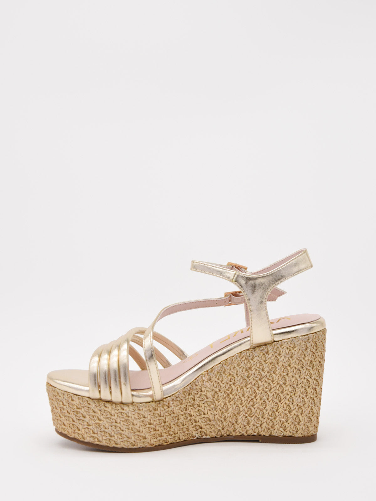 Sandalias doradas de cuña alta y plataforma trenzada