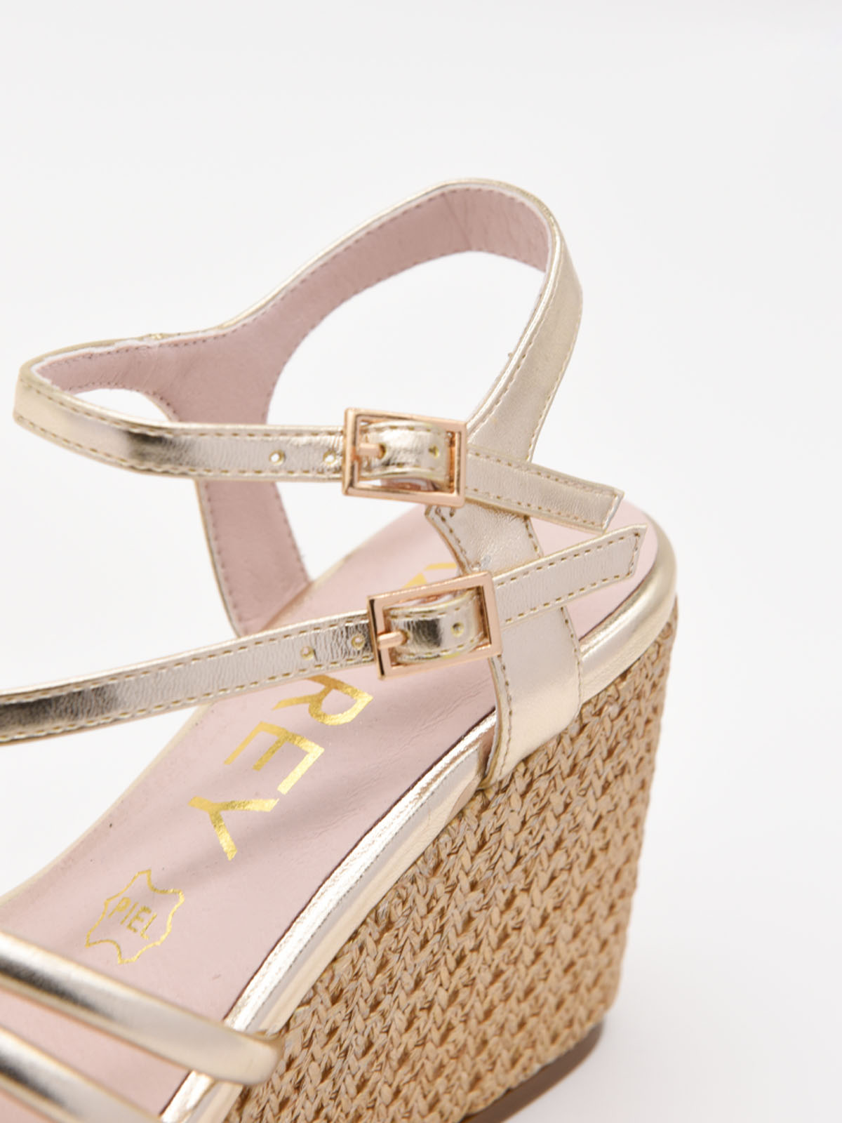Sandalias doradas de cuña alta y plataforma trenzada