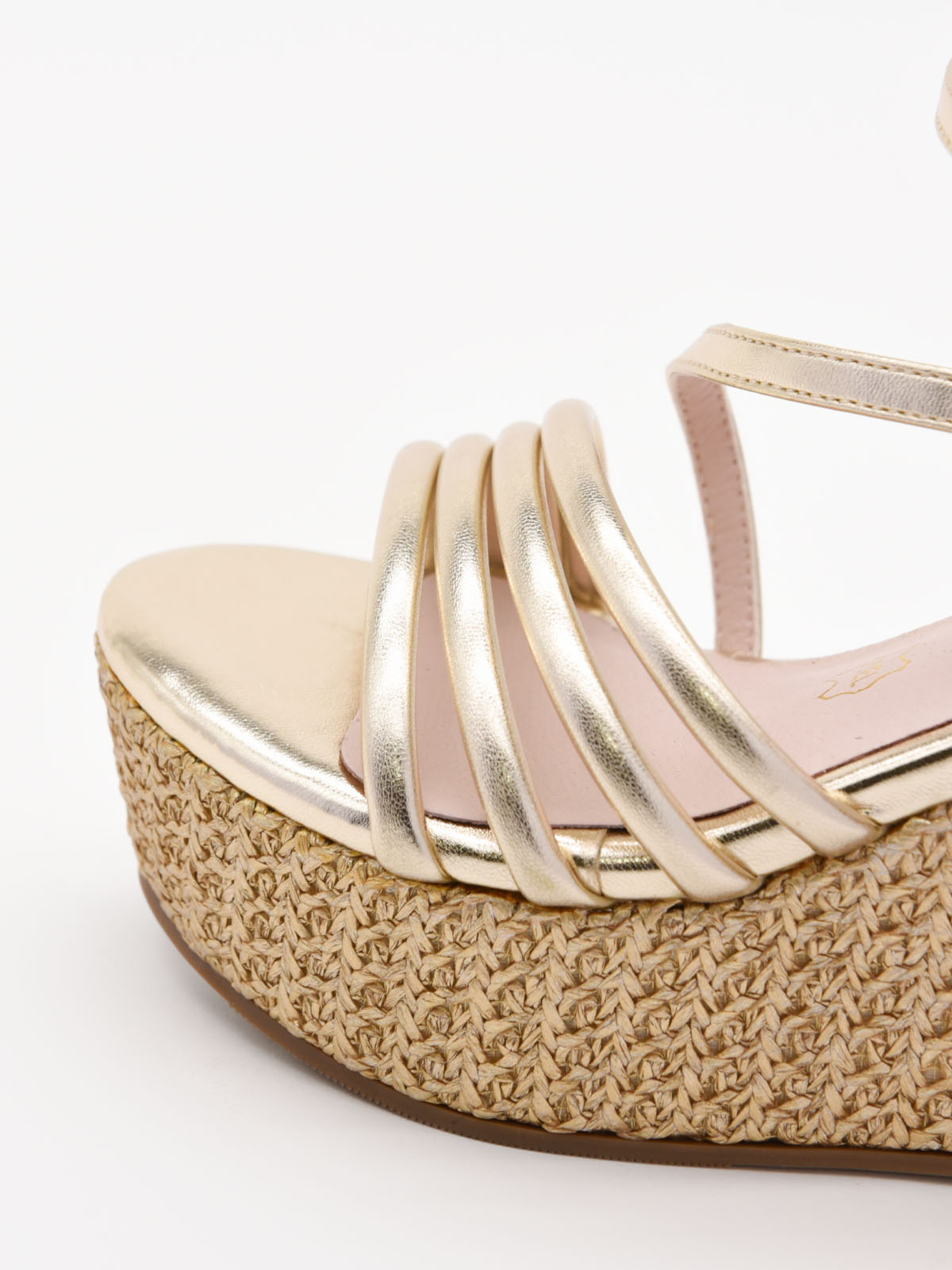 Sandalias doradas de cuña alta y plataforma trenzada