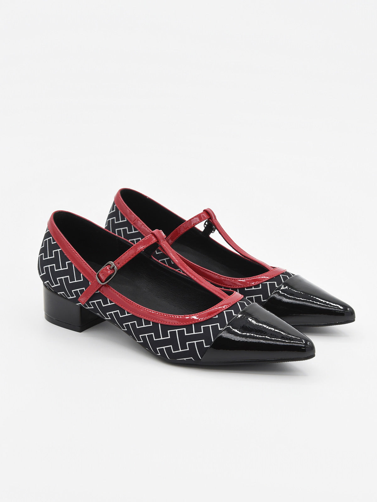 Zapato Negro para Mujer con Estampado Geométrico y Ribete Rojo