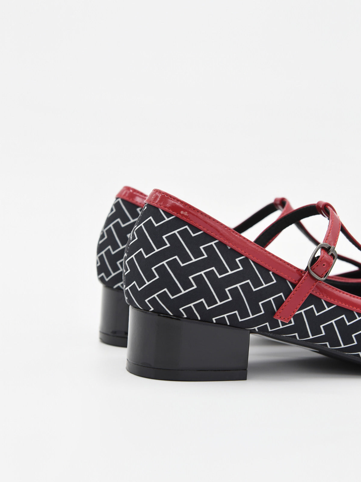 Zapato Negro para Mujer con Estampado Geométrico y Ribete Rojo