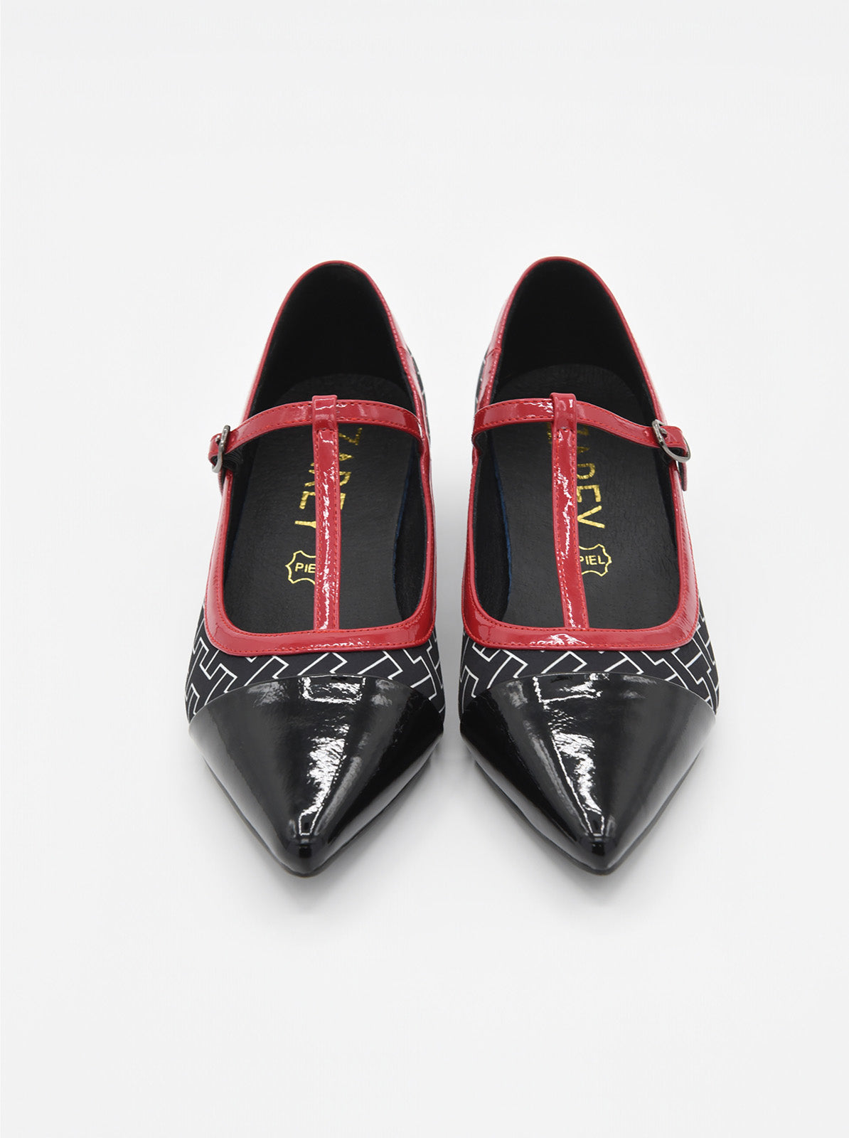 Zapato Negro para Mujer con Estampado Geométrico y Ribete Rojo