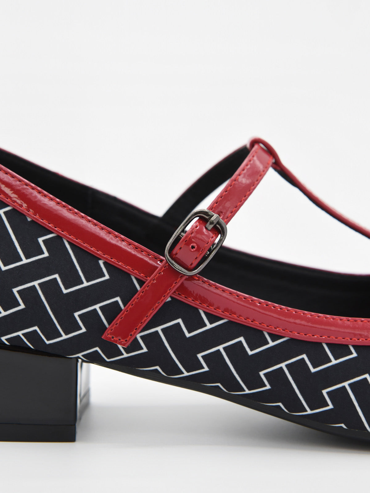 Zapato Negro para Mujer con Estampado Geométrico y Ribete Rojo