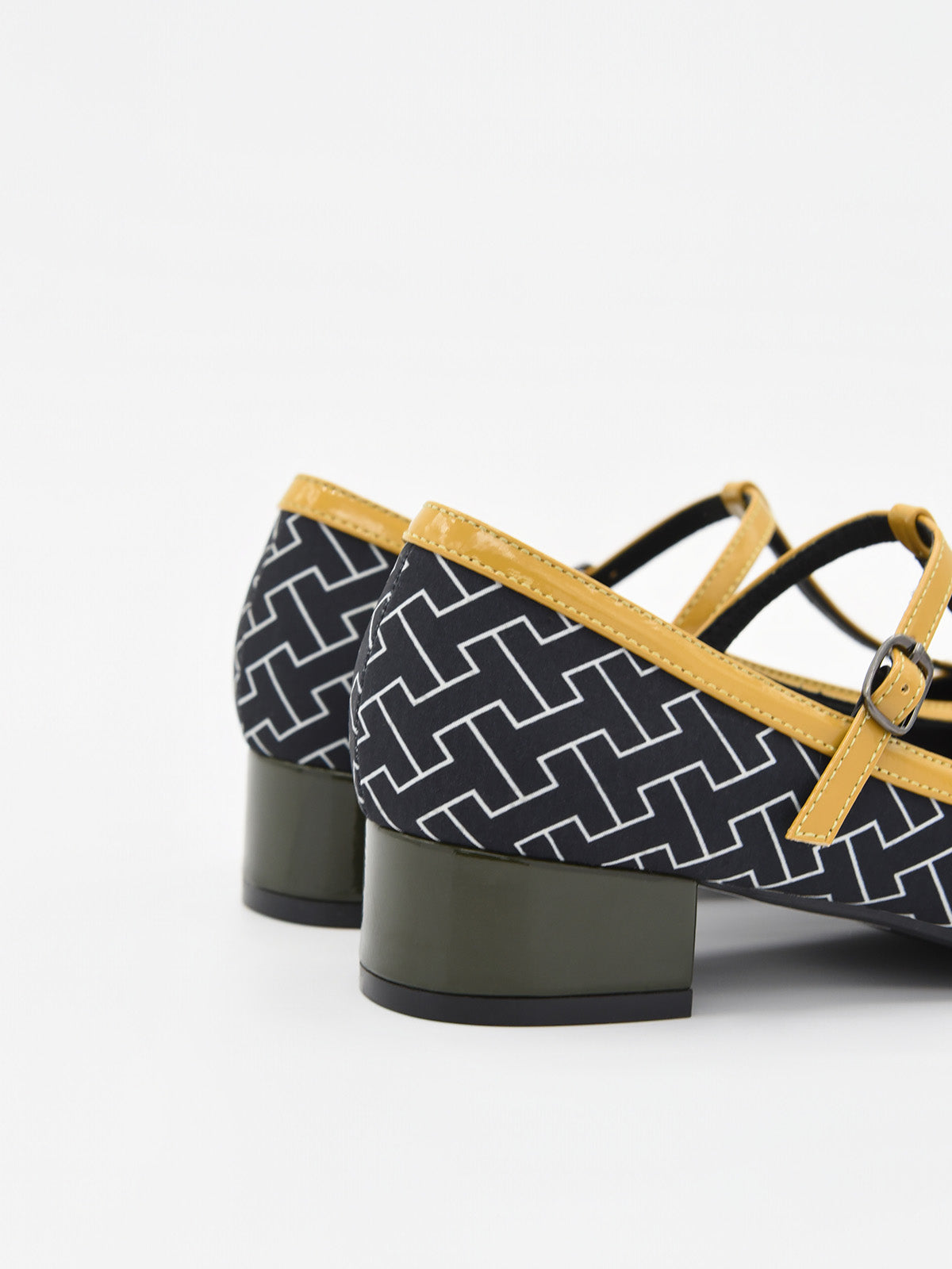 Zapato  de Tacón Bajo Verde con Estampado Geométrico