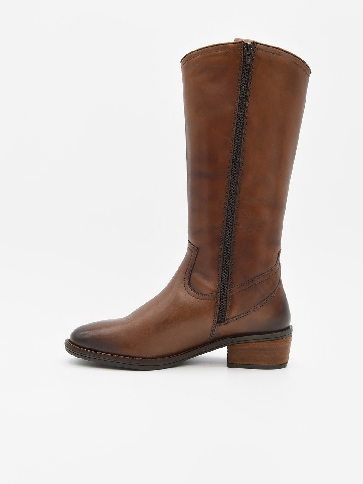 Bota alta de mujer en piel marrón, con caña recta y tacón bajo estilo cowboy.