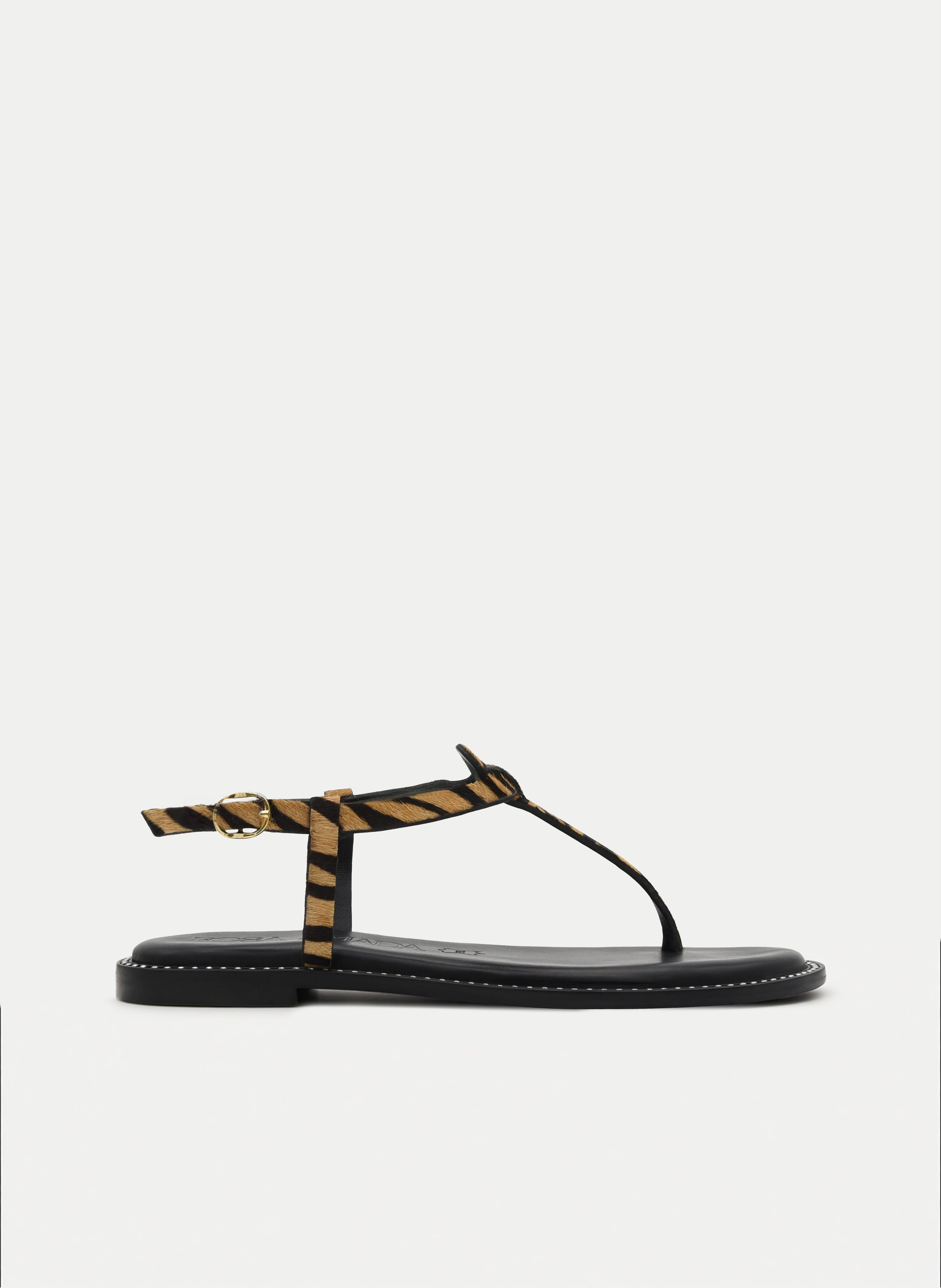 SANDALIA DE PIEL PLANA DEDO CON ANIMAL PRINT CEBRA