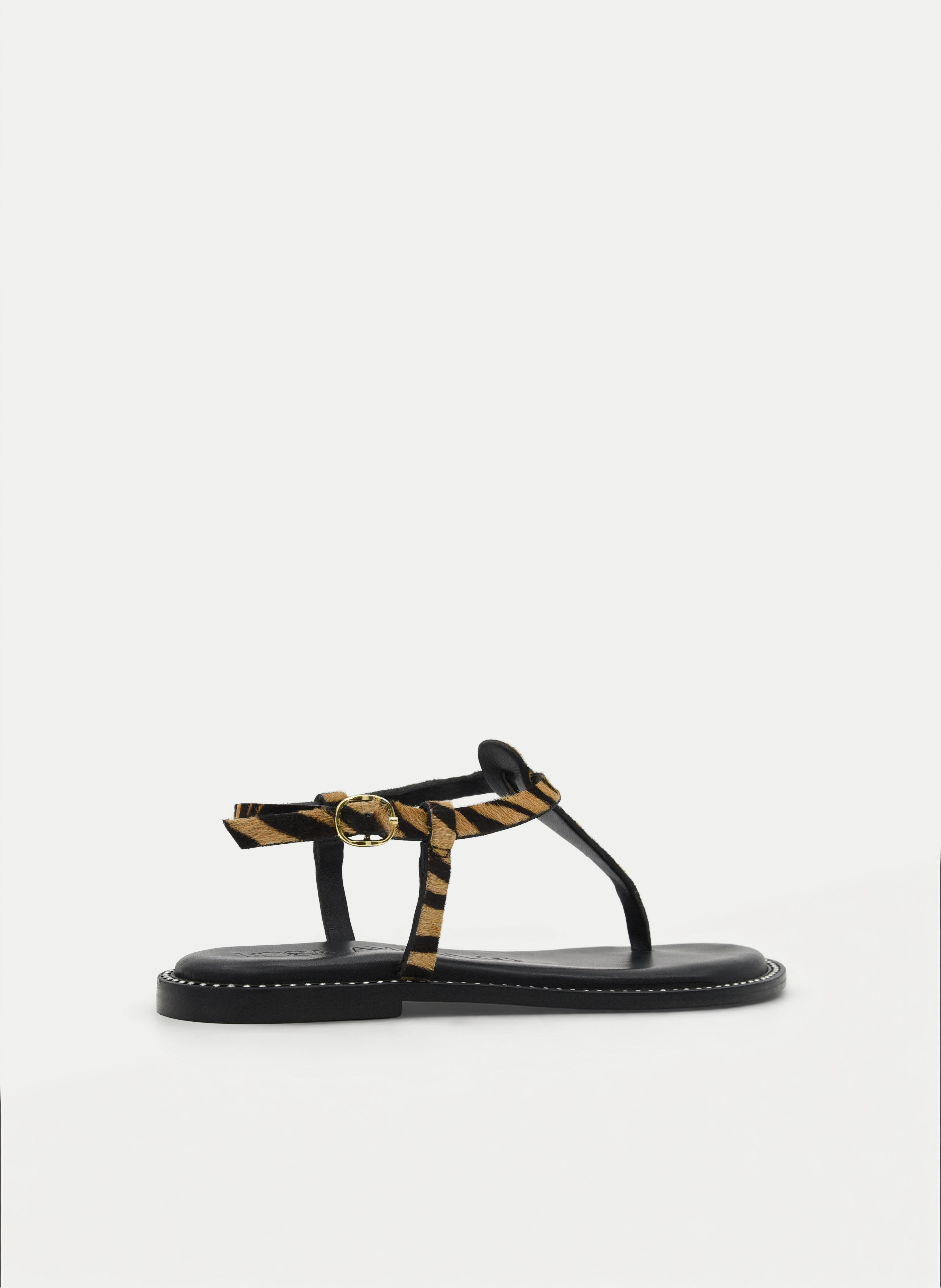 SANDALIA DE PIEL PLANA DEDO CON ANIMAL PRINT CEBRA