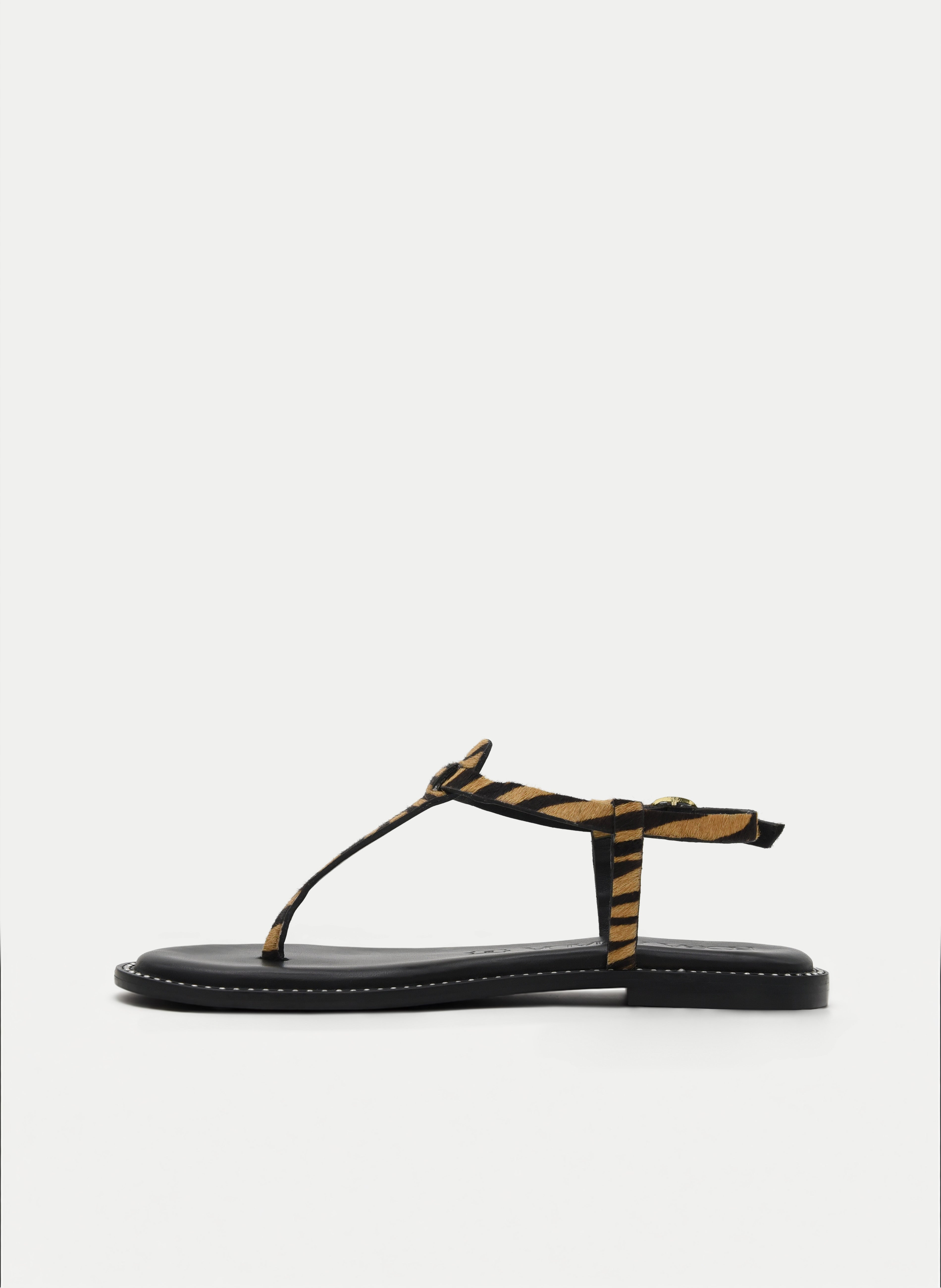 SANDALIA DE PIEL PLANA DEDO CON ANIMAL PRINT CEBRA