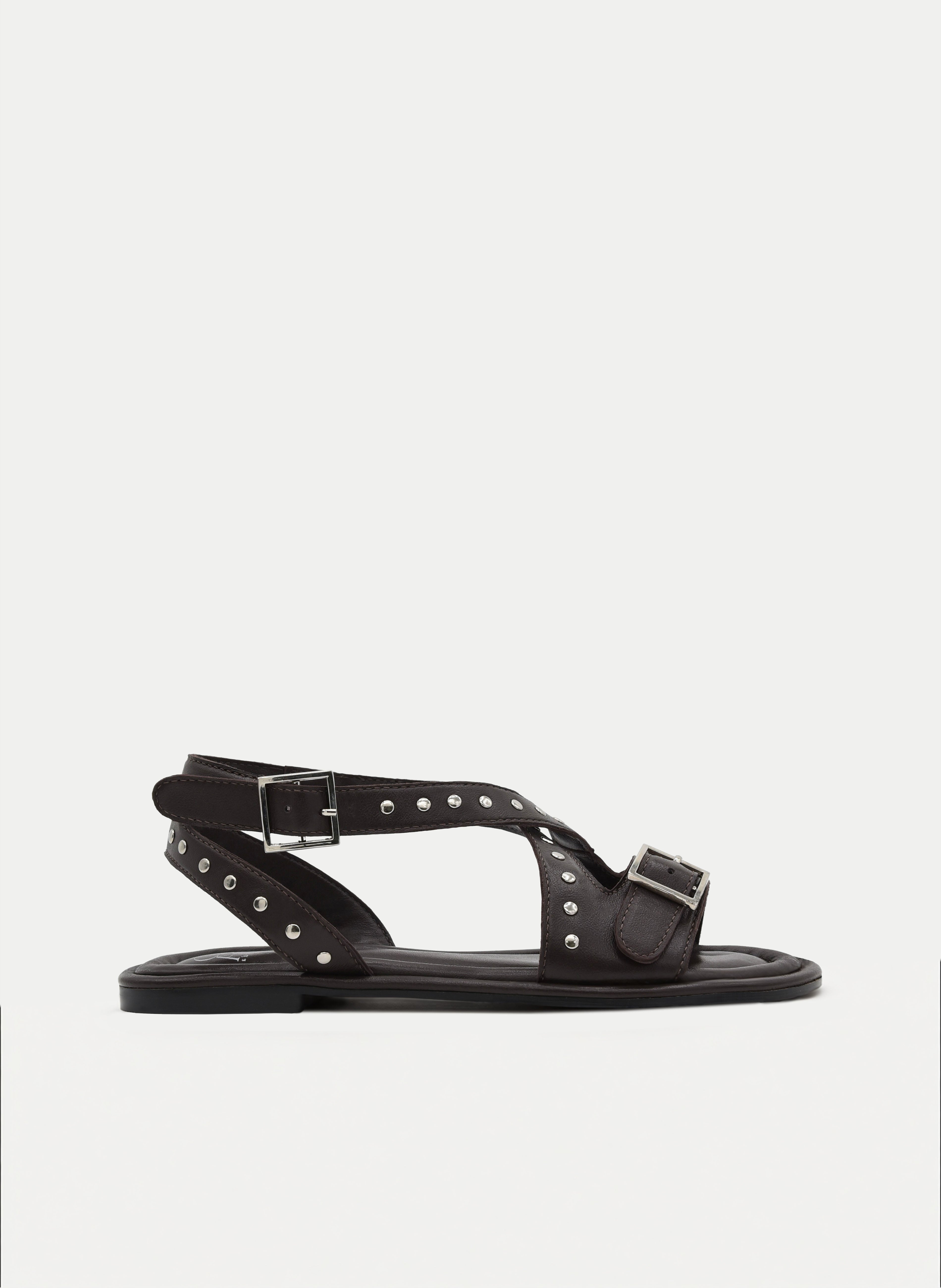 SANDALIAS DE PIEL PLANAS MARRÓN OSCURO CON TACHAS Y HEBILLAS