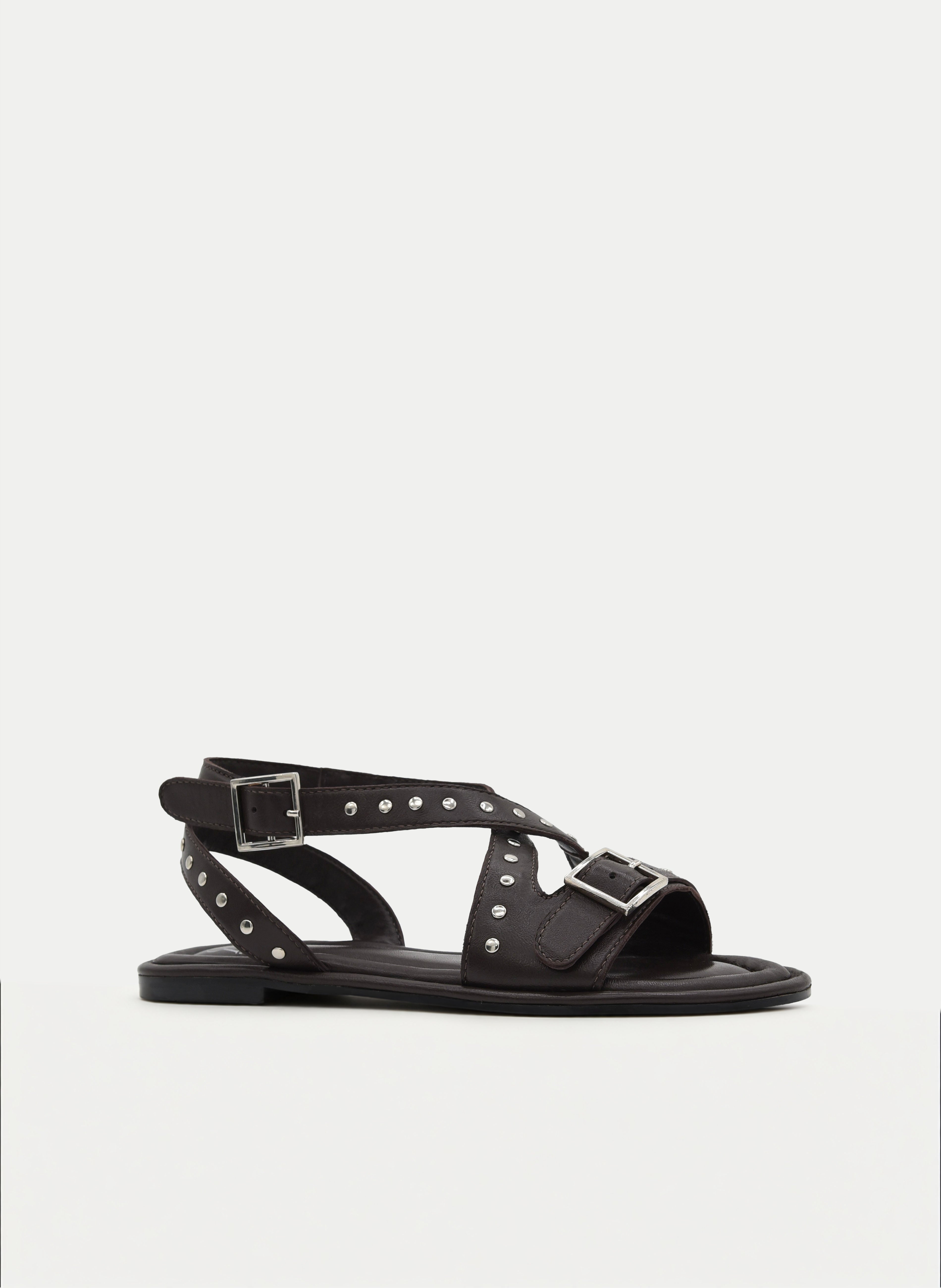 SANDALIAS DE PIEL PLANAS MARRÓN OSCURO CON TACHAS Y HEBILLAS