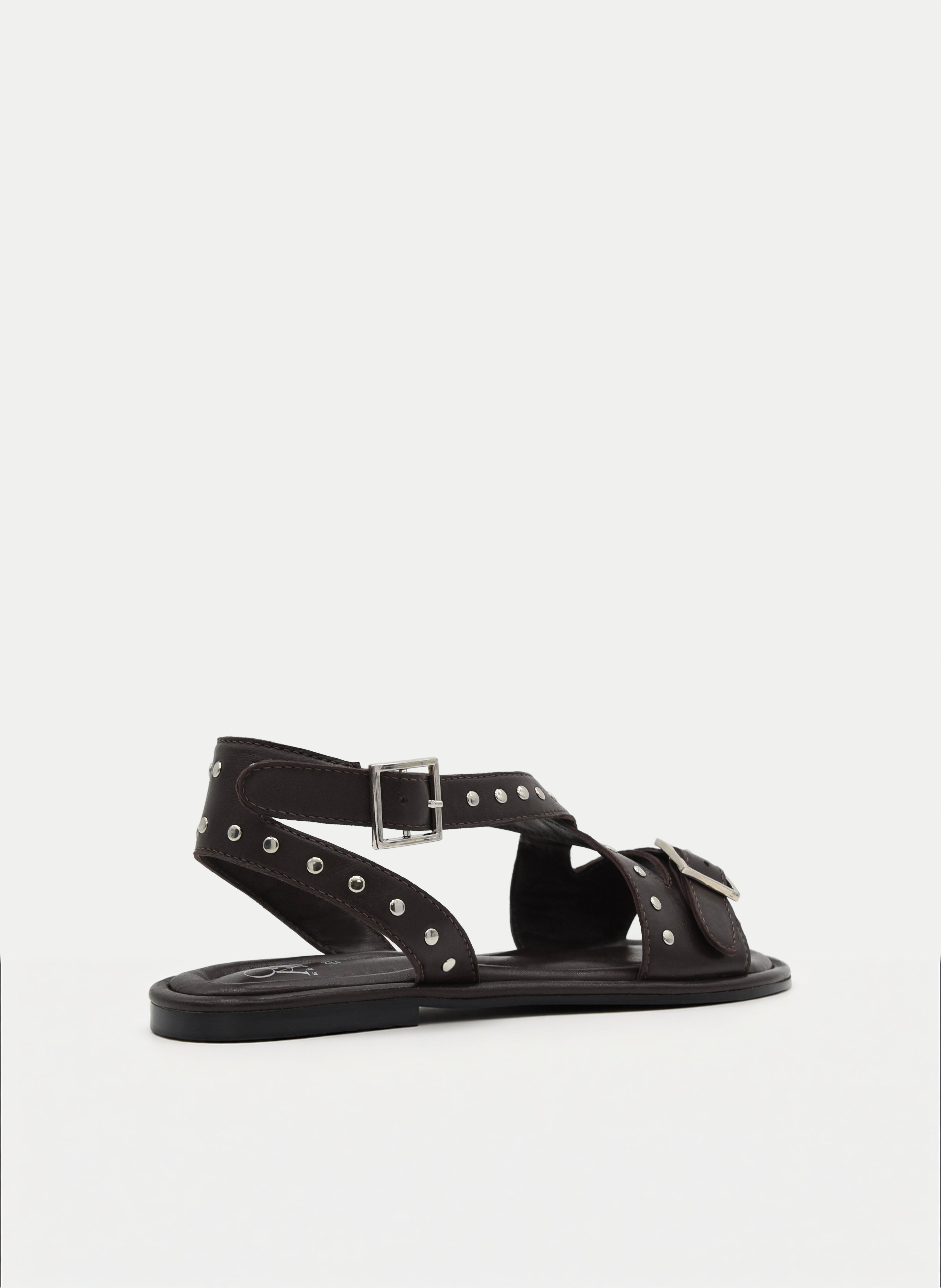 SANDALIAS DE PIEL PLANAS MARRÓN OSCURO CON TACHAS Y HEBILLAS
