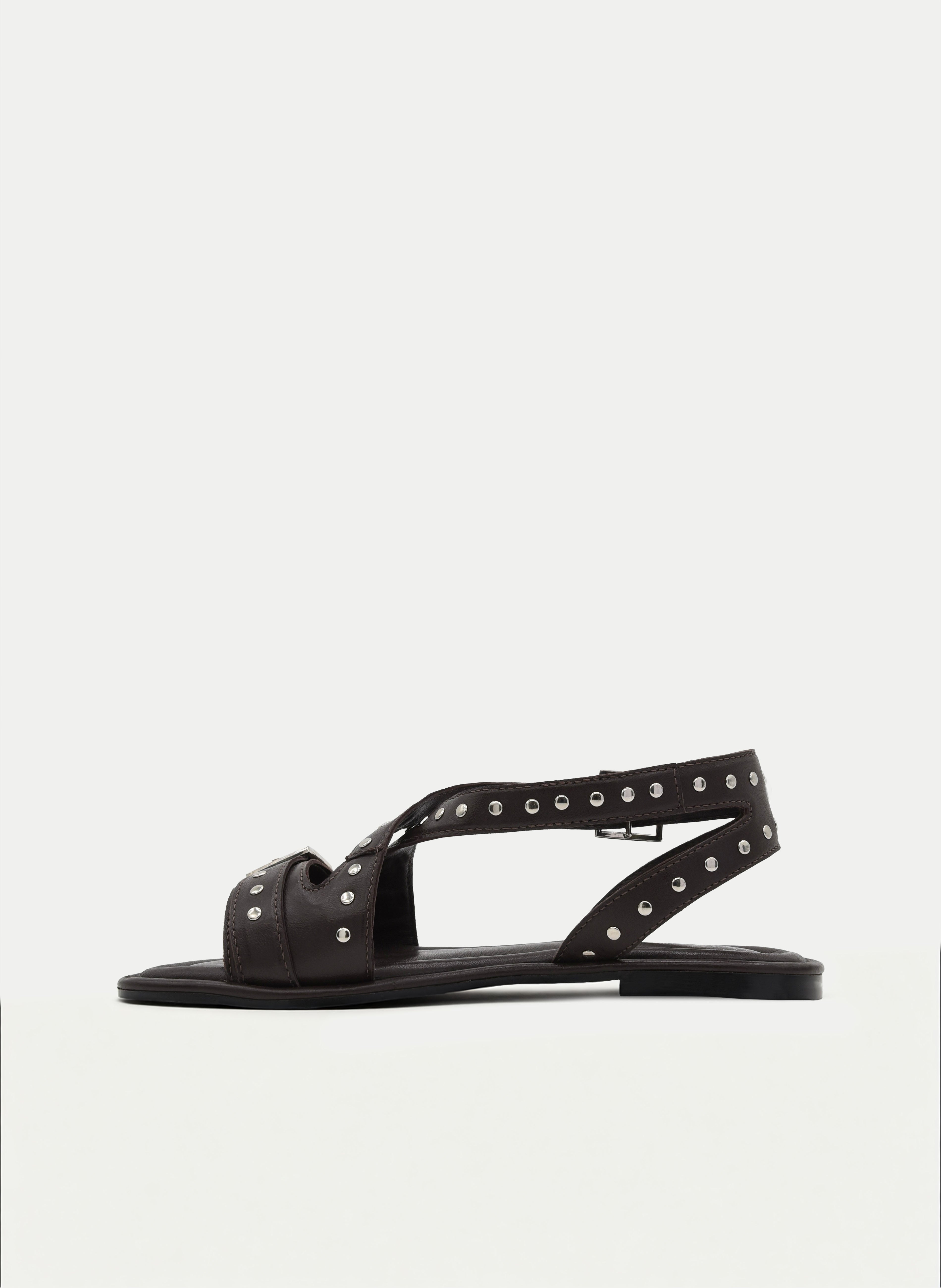 SANDALIAS DE PIEL PLANAS MARRÓN OSCURO CON TACHAS Y HEBILLAS