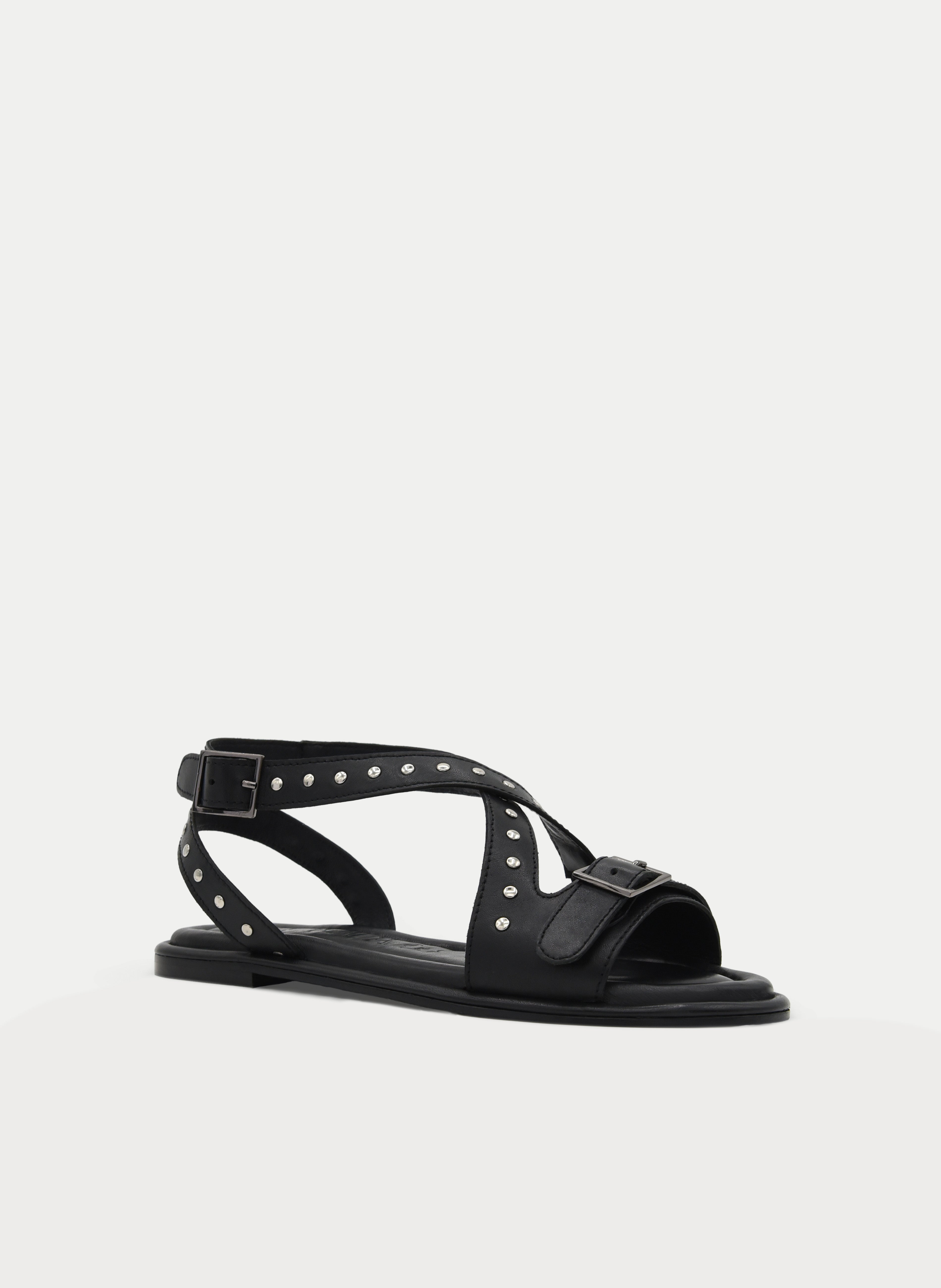SANDALIA DE PIEL PLANA NEGRA DE PIEL CON TACHUELAS
