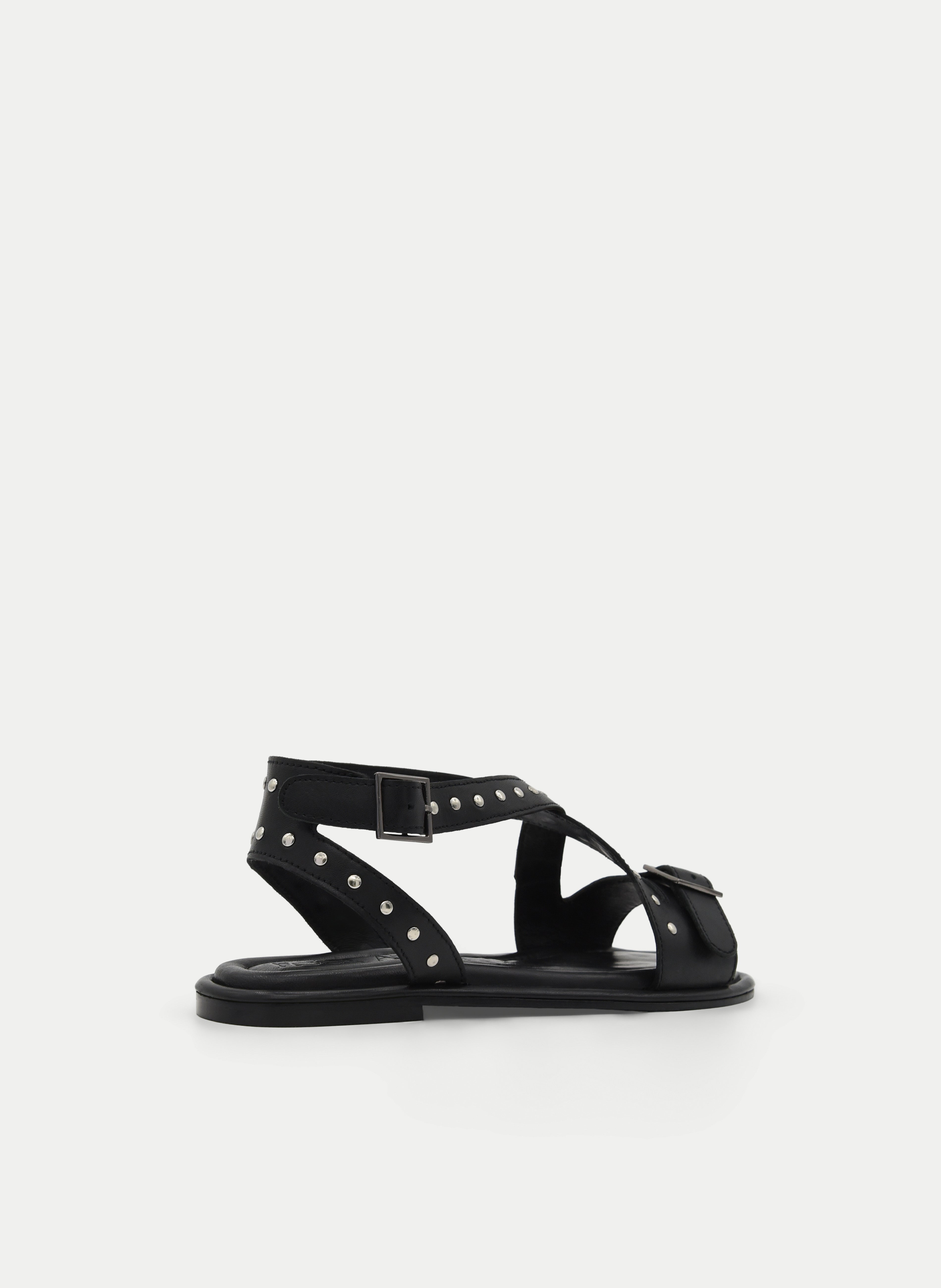 SANDALIA DE PIEL PLANA NEGRA DE PIEL CON TACHUELAS