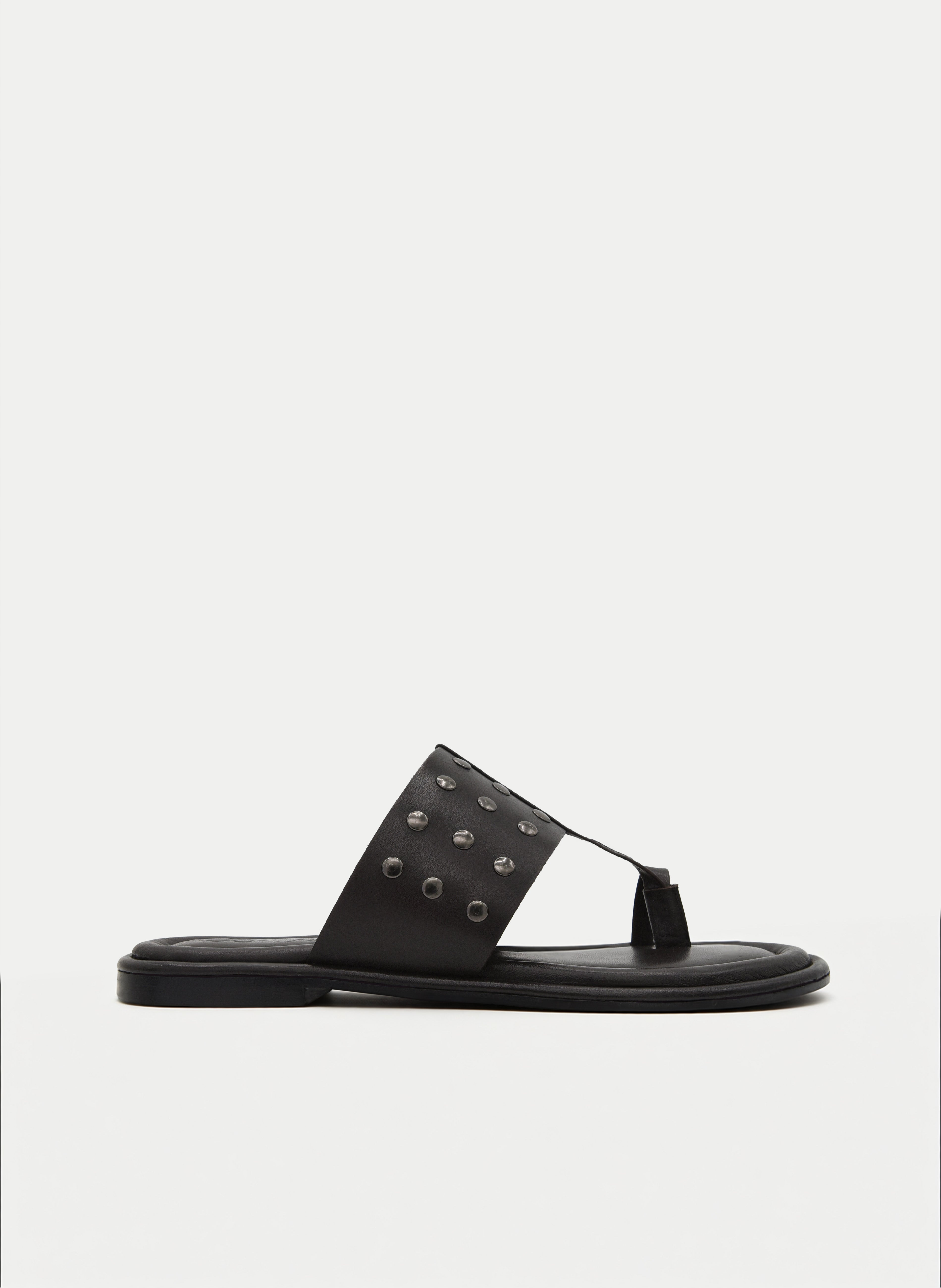 SANDALIAS DE PIEL PLANAS MARRÓN TIPO PALA CON TACHAS