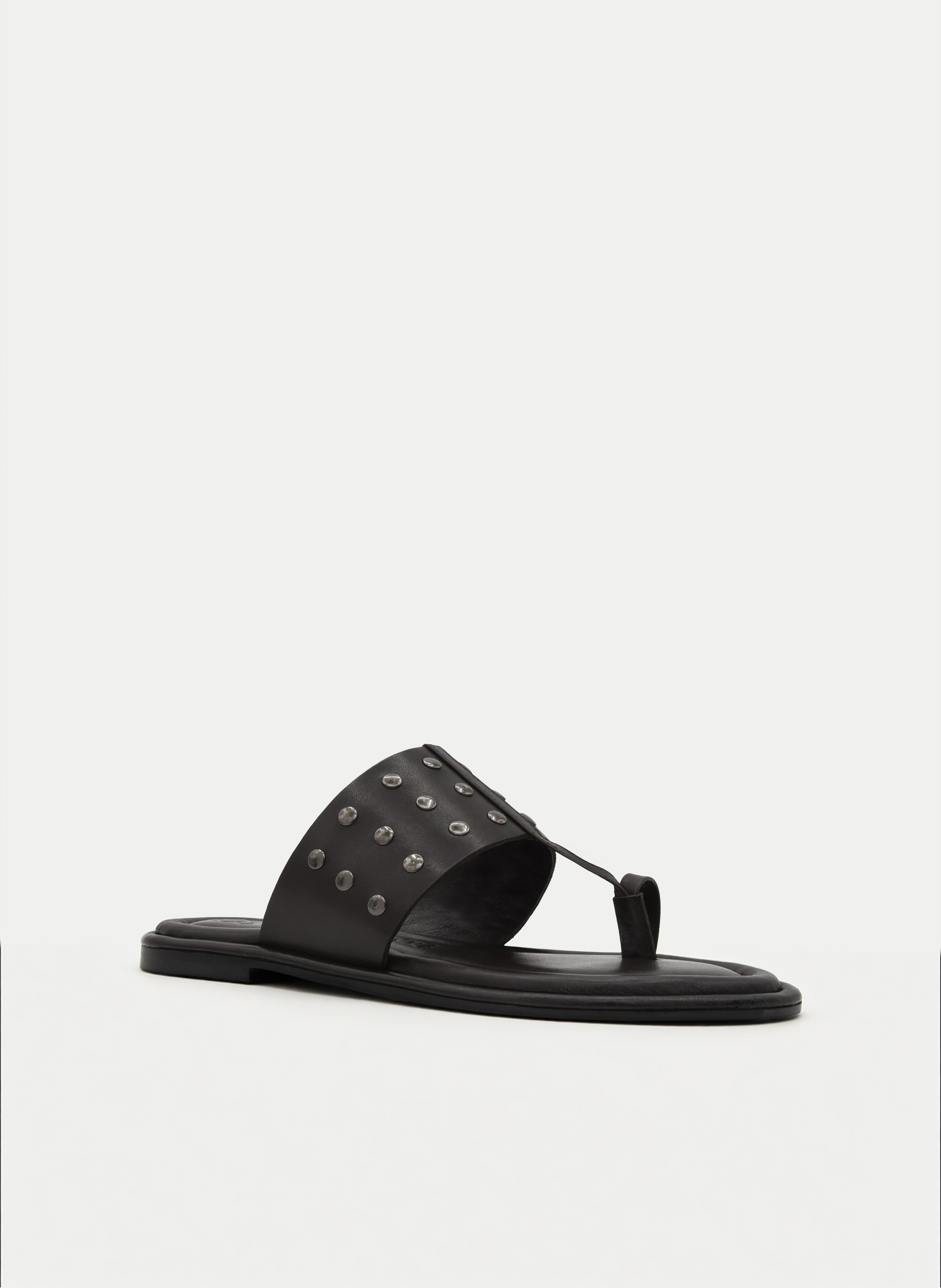 SANDALIAS DE PIEL PLANAS MARRÓN TIPO PALA CON TACHAS