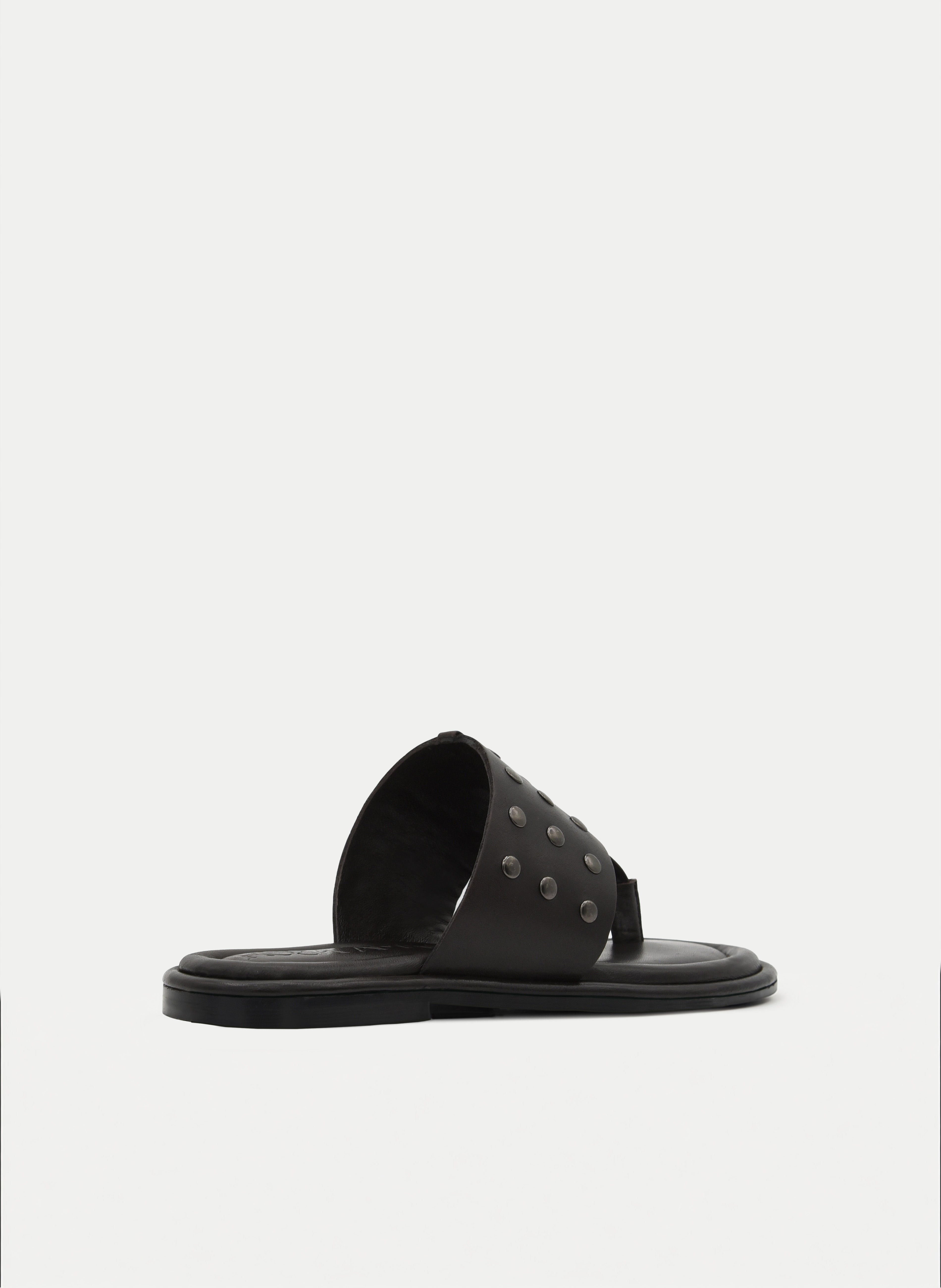 SANDALIAS DE PIEL PLANAS MARRÓN TIPO PALA CON TACHAS