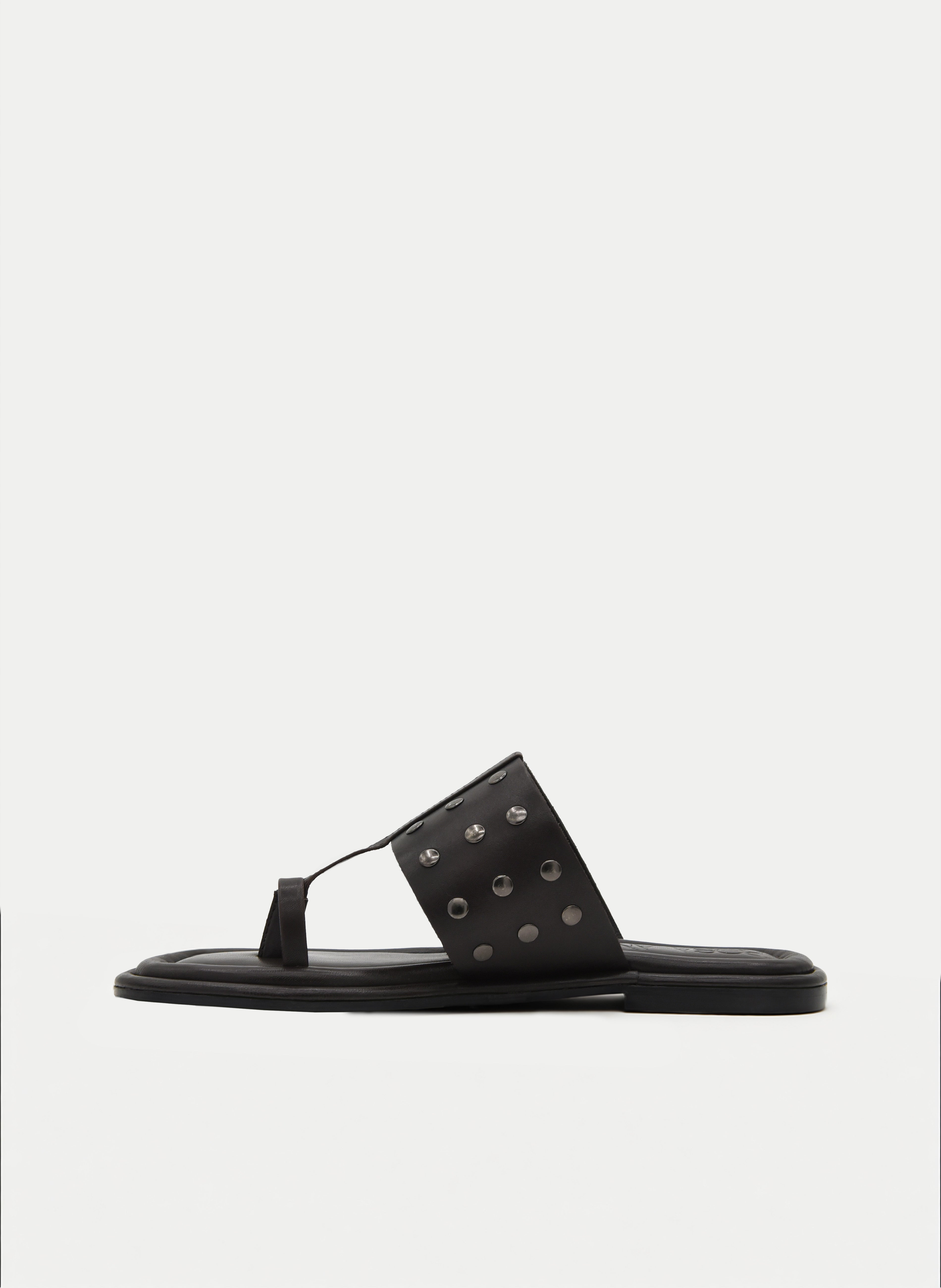 SANDALIAS DE PIEL PLANAS MARRÓN TIPO PALA CON TACHAS