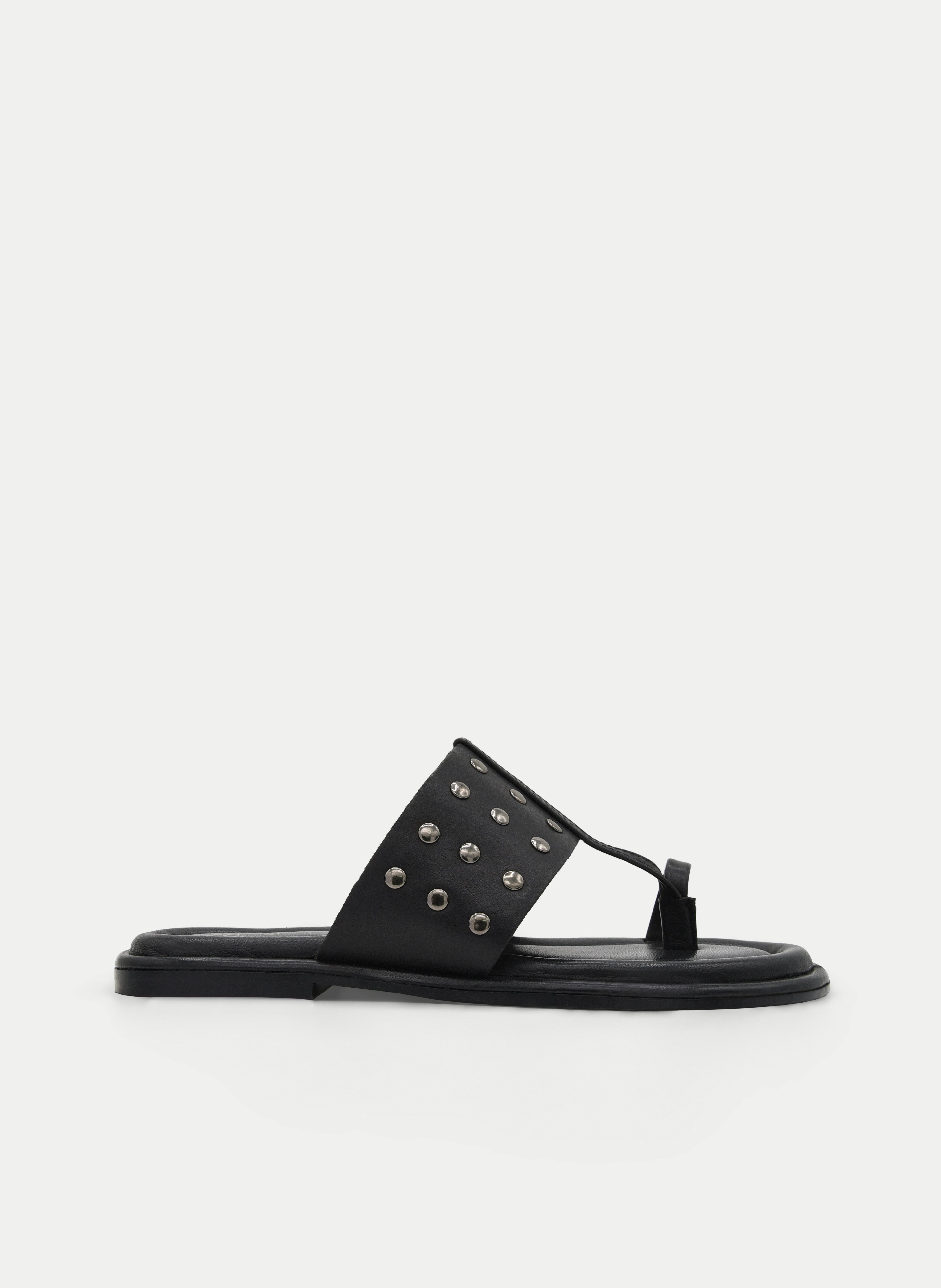 SANDALIAS DE PIEL PLANAS NEGRAS TIPO PALA CON TACHAS