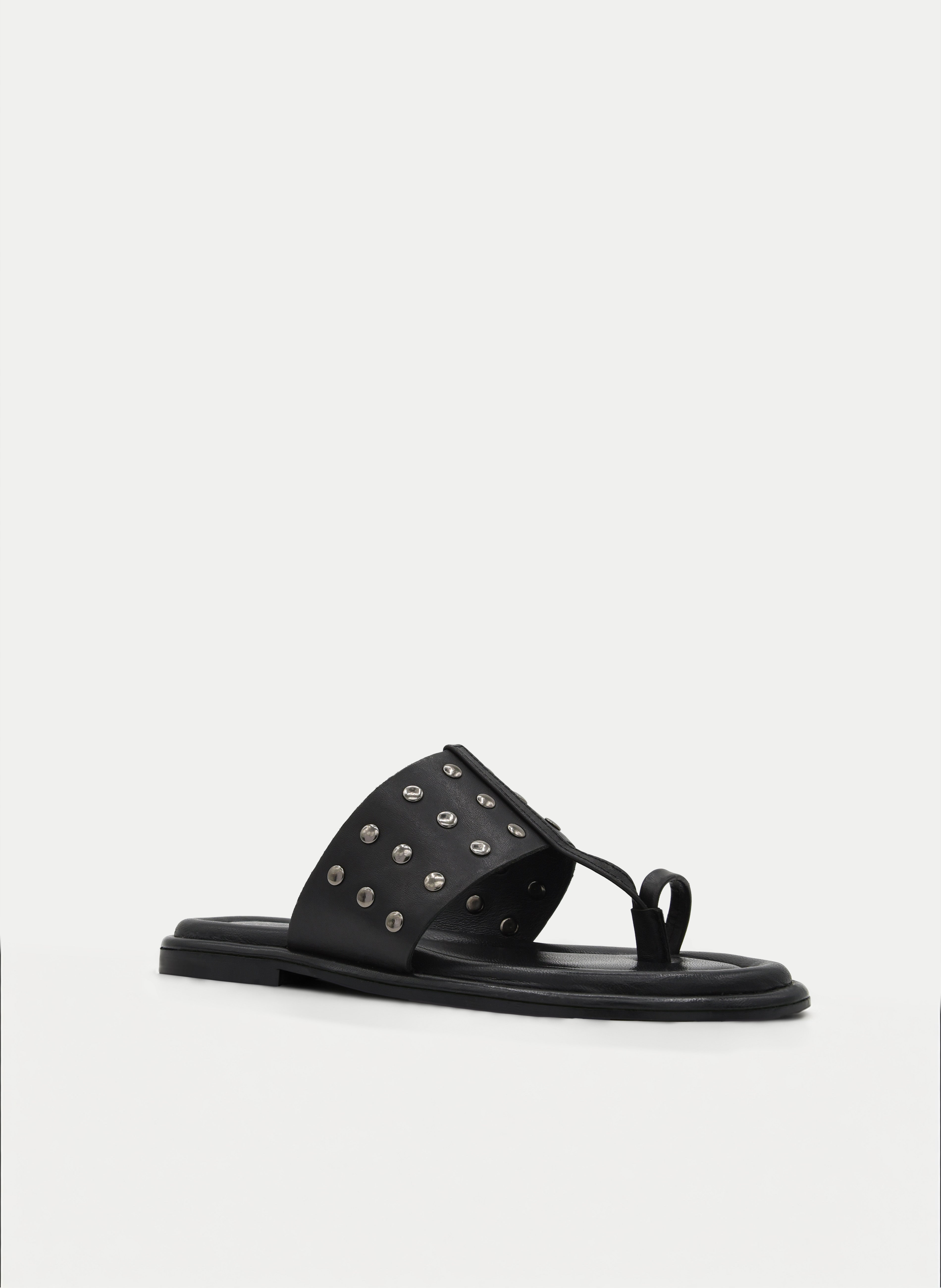 SANDALIAS DE PIEL PLANAS NEGRAS TIPO PALA CON TACHAS