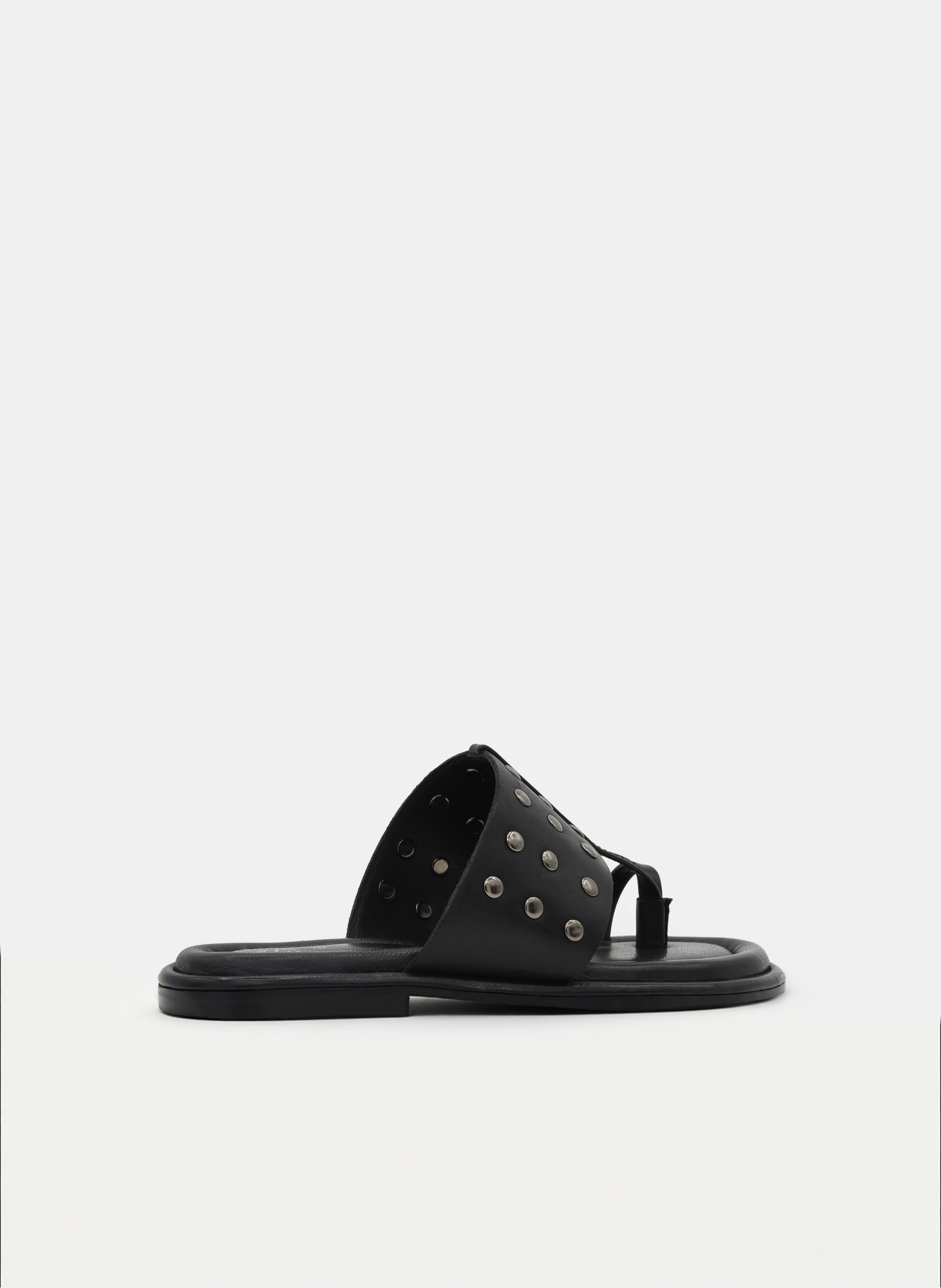 SANDALIAS DE PIEL PLANAS NEGRAS TIPO PALA CON TACHAS