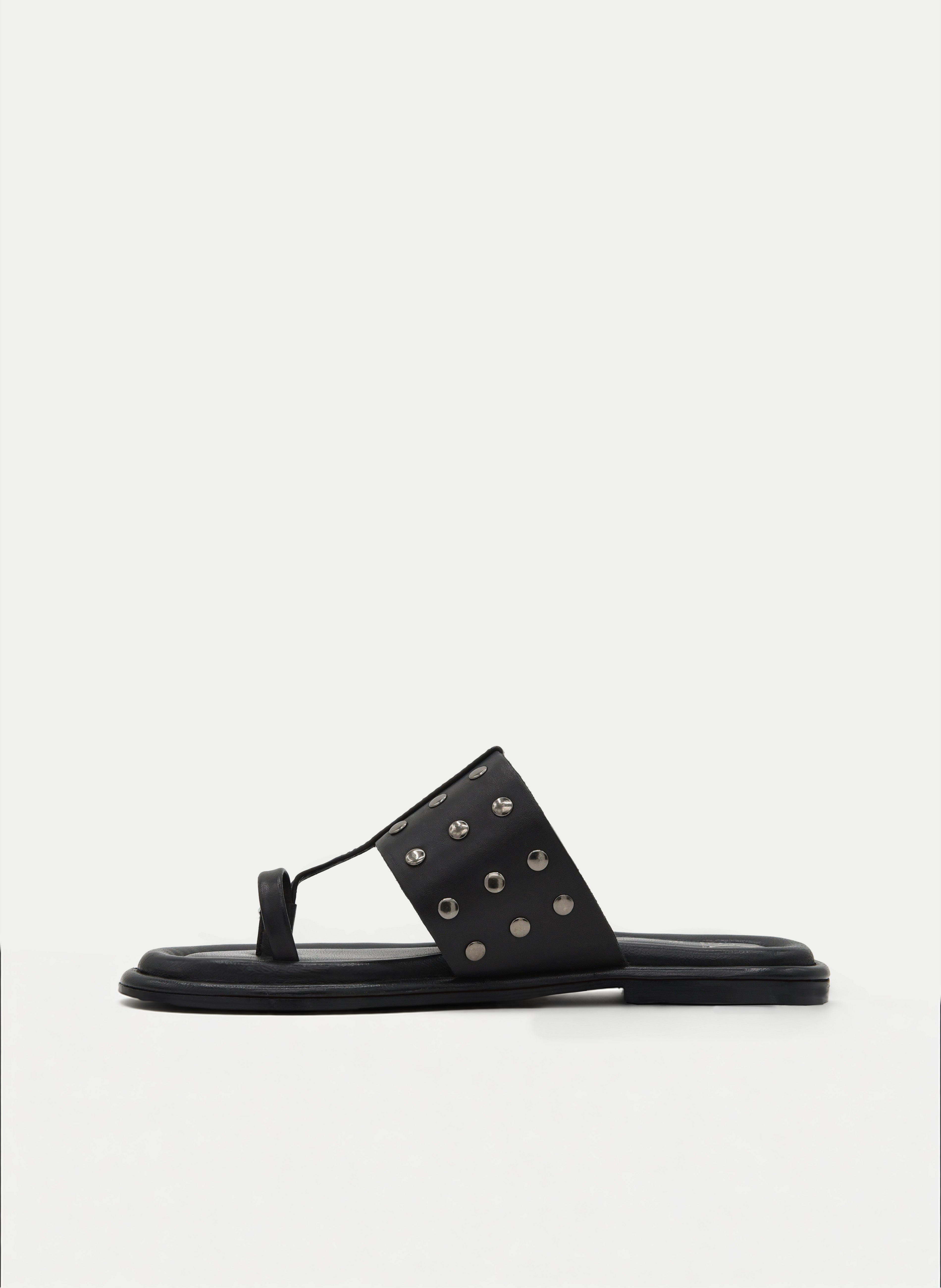 SANDALIAS DE PIEL PLANAS NEGRAS TIPO PALA CON TACHAS