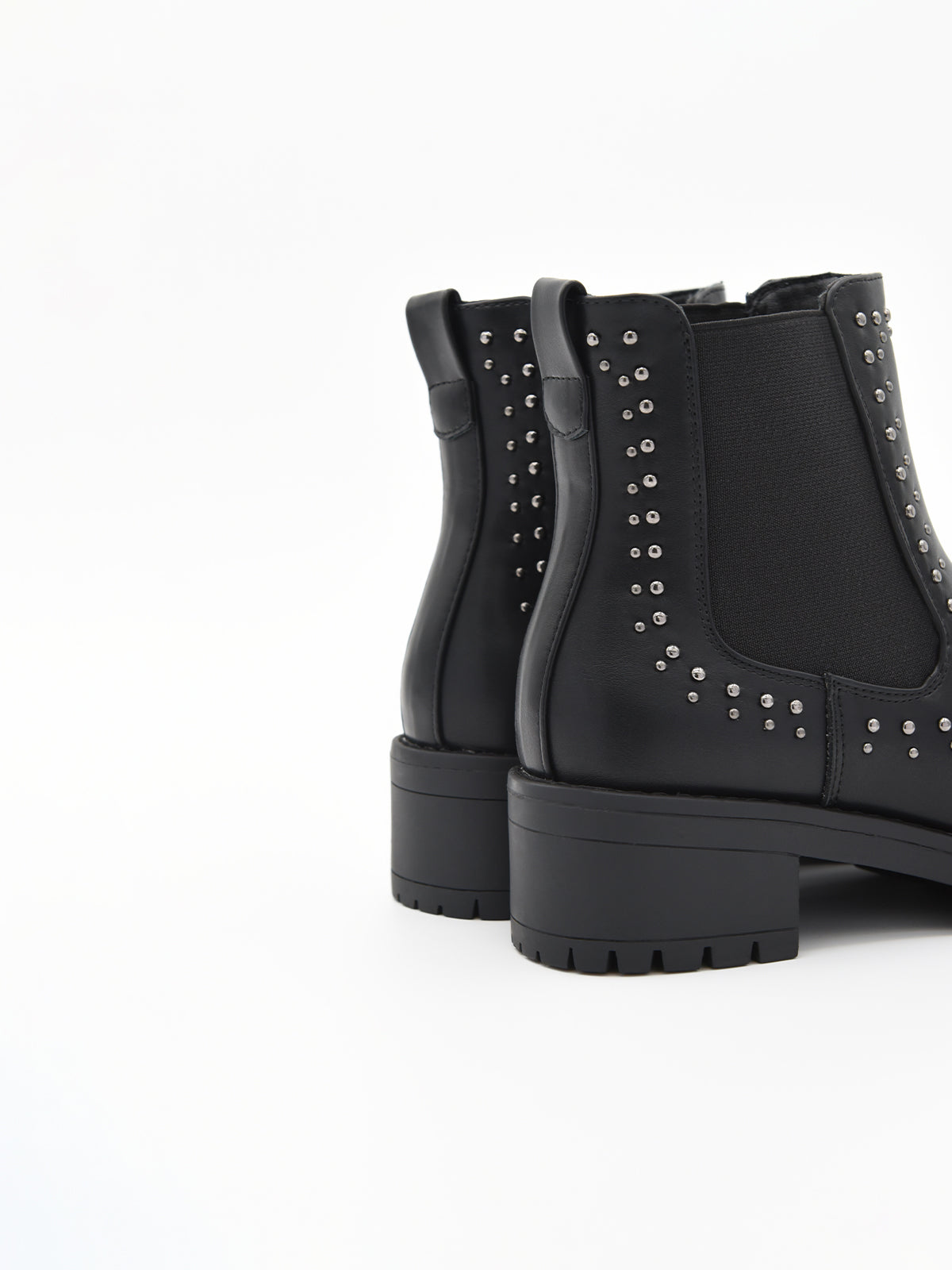 BOTÍN NEGRO CON TACHAS Y ELÁSTICOS DE NYREX