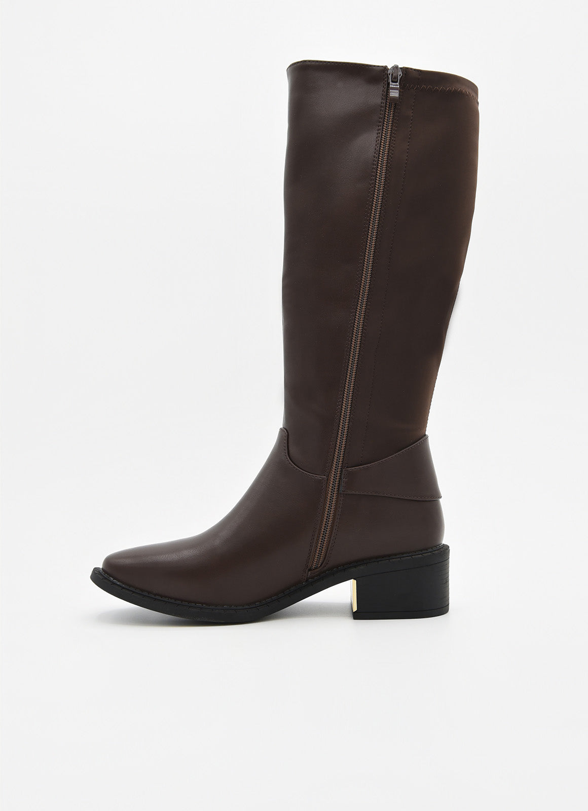 Bota alta de mujer en material sintético marrón efecto piel, con hebilla dorada lateral y tacón bajo ancho con detalle metálico.