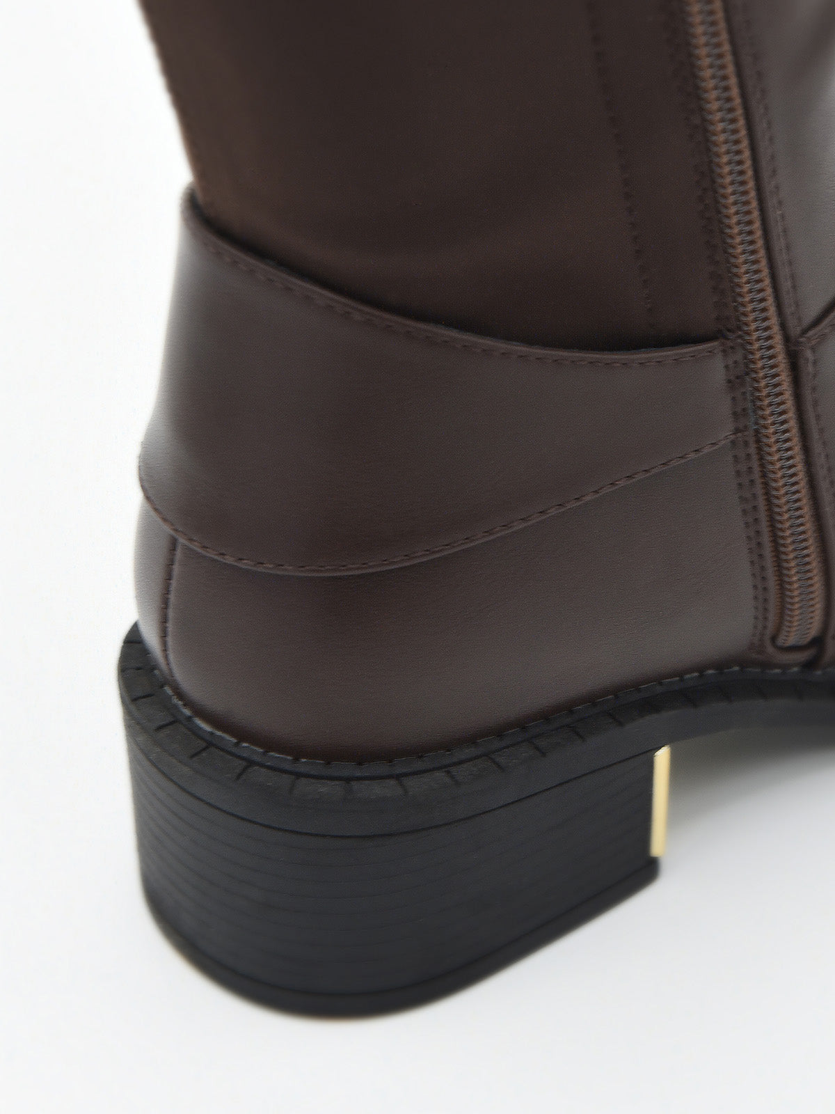 Bota alta de mujer en material sintético marrón efecto piel, con hebilla dorada lateral y tacón bajo ancho con detalle metálico.