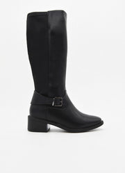 Bota alta de mujer en material sintético negro efecto piel, con hebilla lateral y tacón bajo ancho.