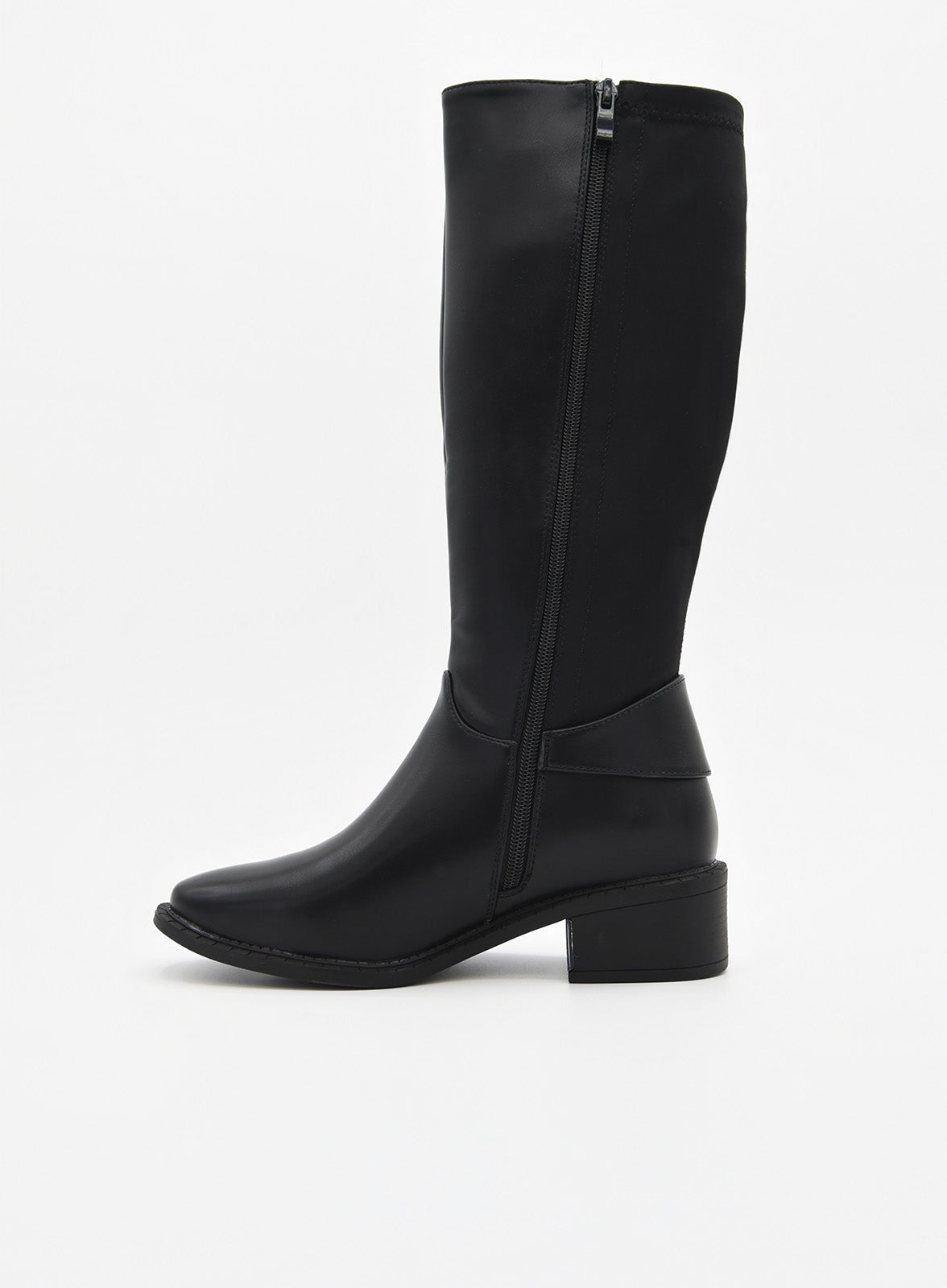 Bota alta de mujer en material sintético negro efecto piel, con hebilla lateral y tacón bajo ancho.