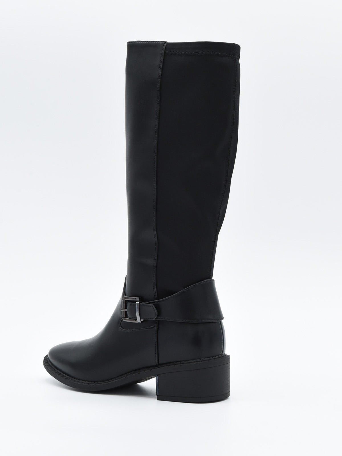 Bota alta de mujer en material sintético negro efecto piel, con hebilla lateral y tacón bajo ancho.