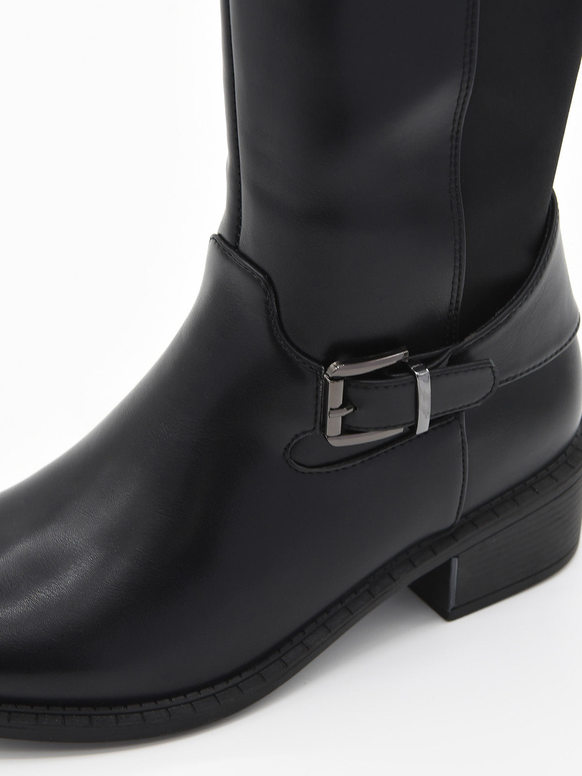 Bota alta de mujer en material sintético negro efecto piel, con hebilla lateral y tacón bajo ancho.