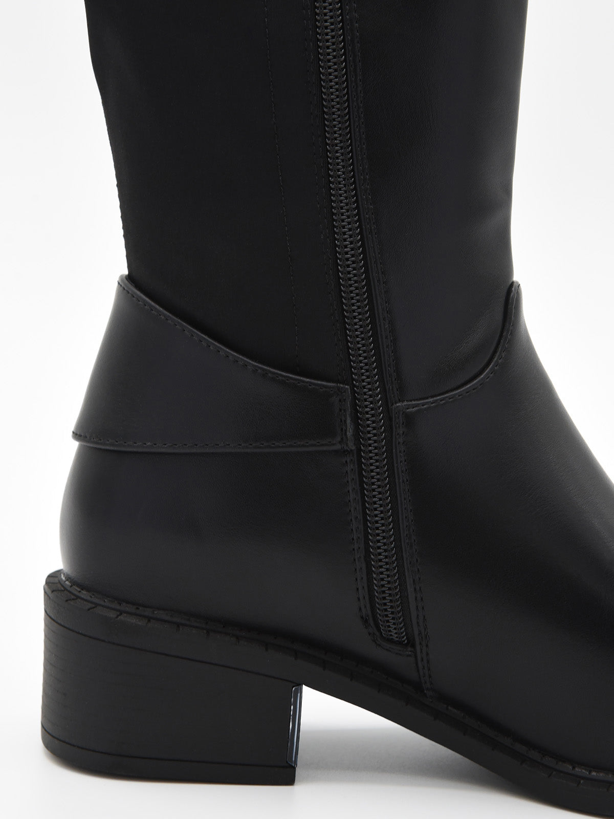 Bota alta de mujer en material sintético negro efecto piel, con hebilla lateral y tacón bajo ancho.