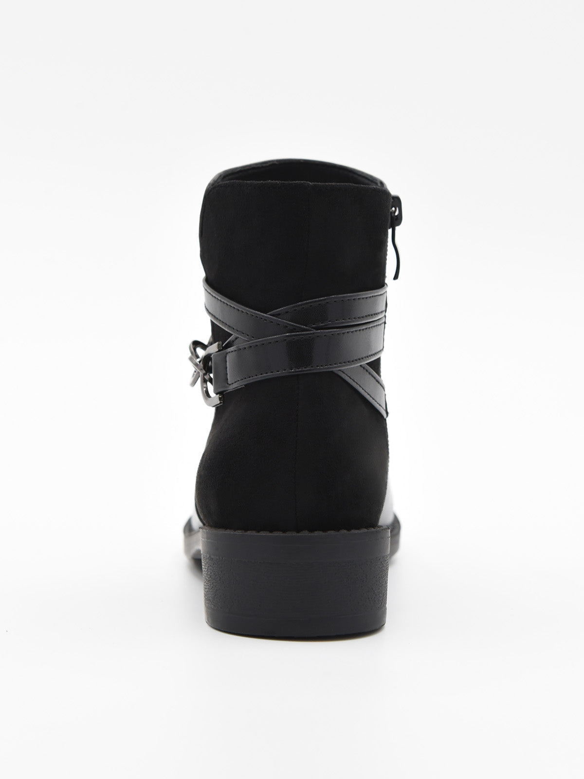 Botín negro de mujer en material sintético efecto piel, con detalle de cadena metálica lateral y tacón bajo ancho.