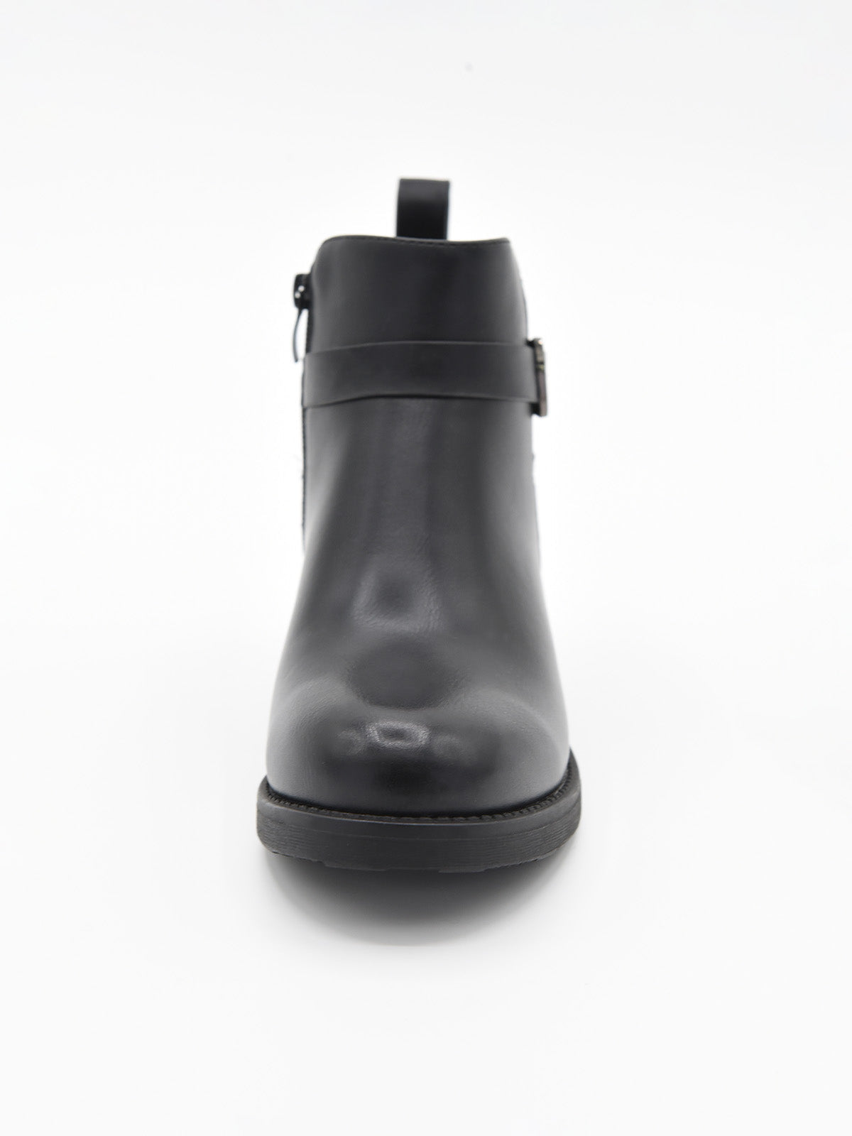 Botín de mujer en material sintético negro efecto piel, con hebilla lateral metálica y tacón bajo ancho con detalle de madera.
