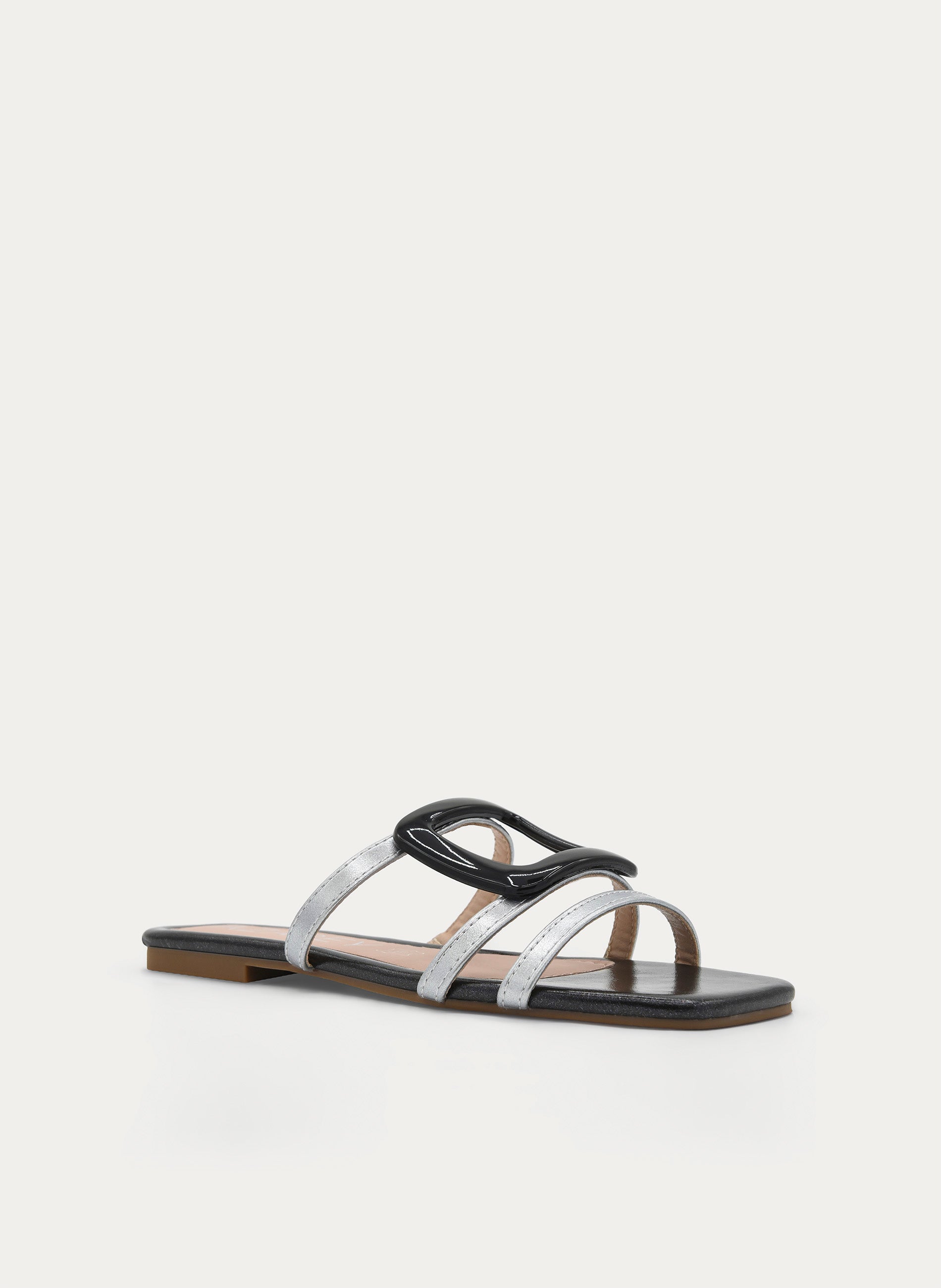 SANDALIA PLANA NEGRA CON HEBILLA DECORATIVA