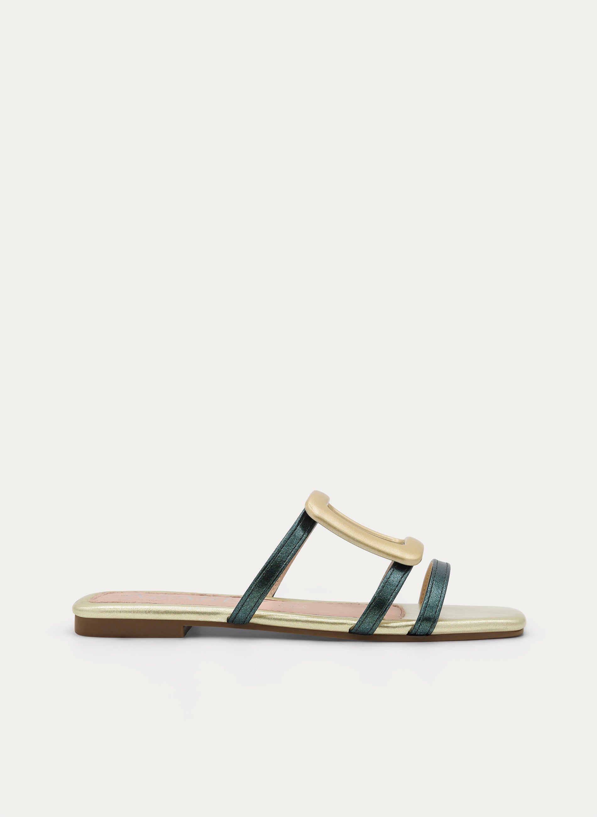 SANDALIA PLANA DORADA CON HEBILLA DECORATIVA