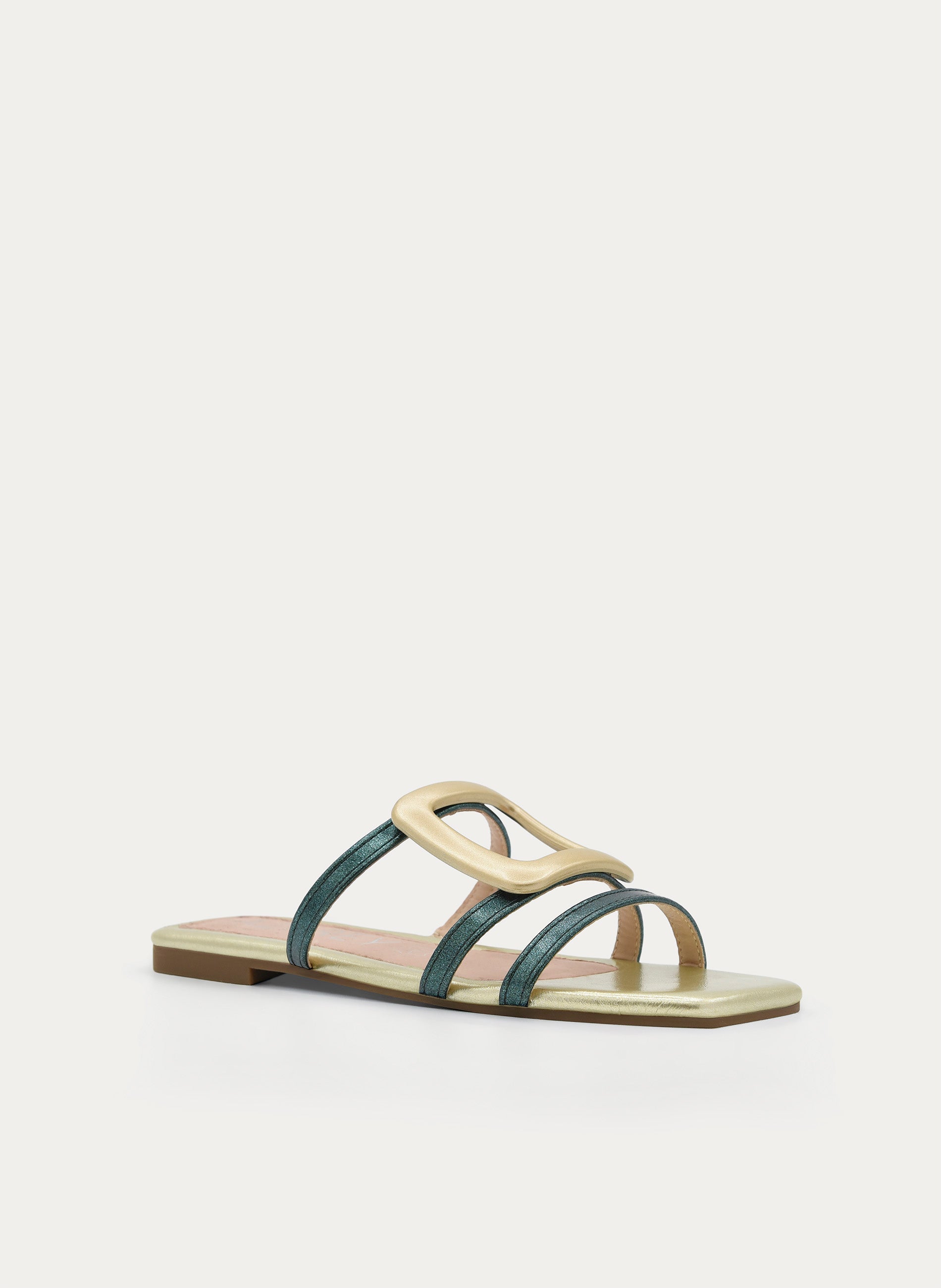 SANDALIA PLANA DORADA CON HEBILLA DECORATIVA