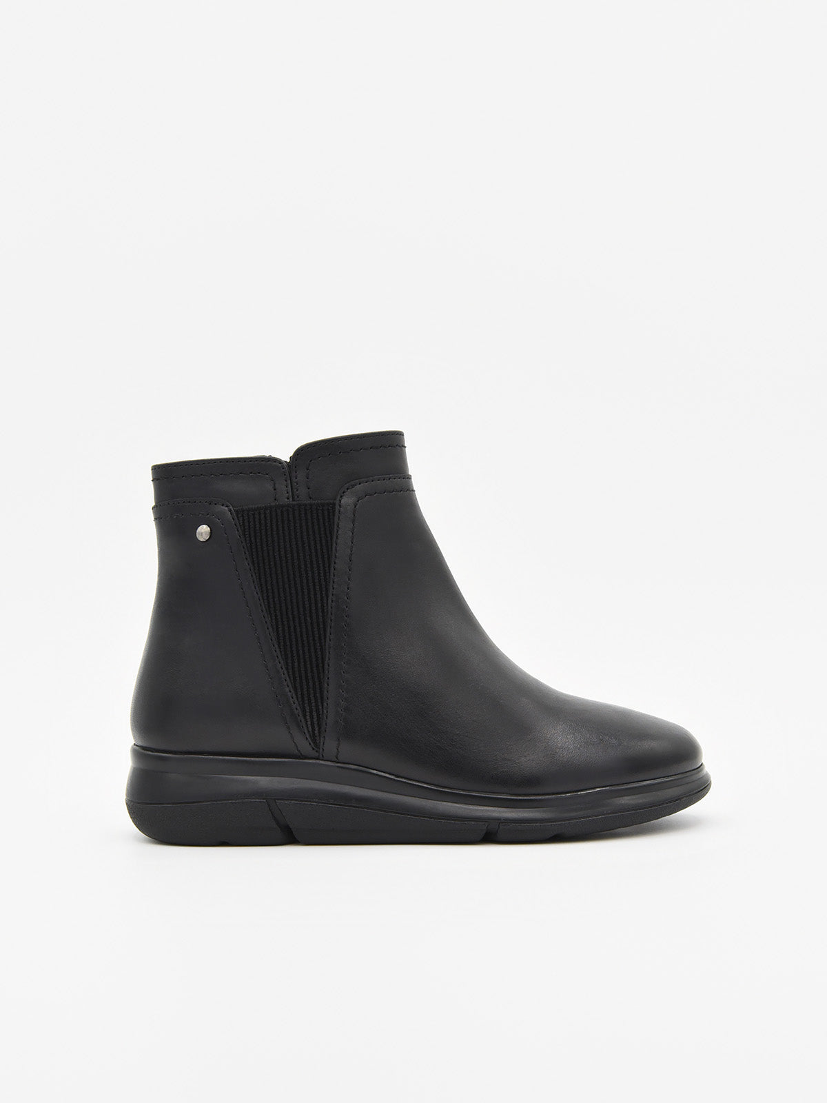Botín negro de piel con elástico lateral y cremallera interior. Diseño minimalista con suela cómoda y ligera.