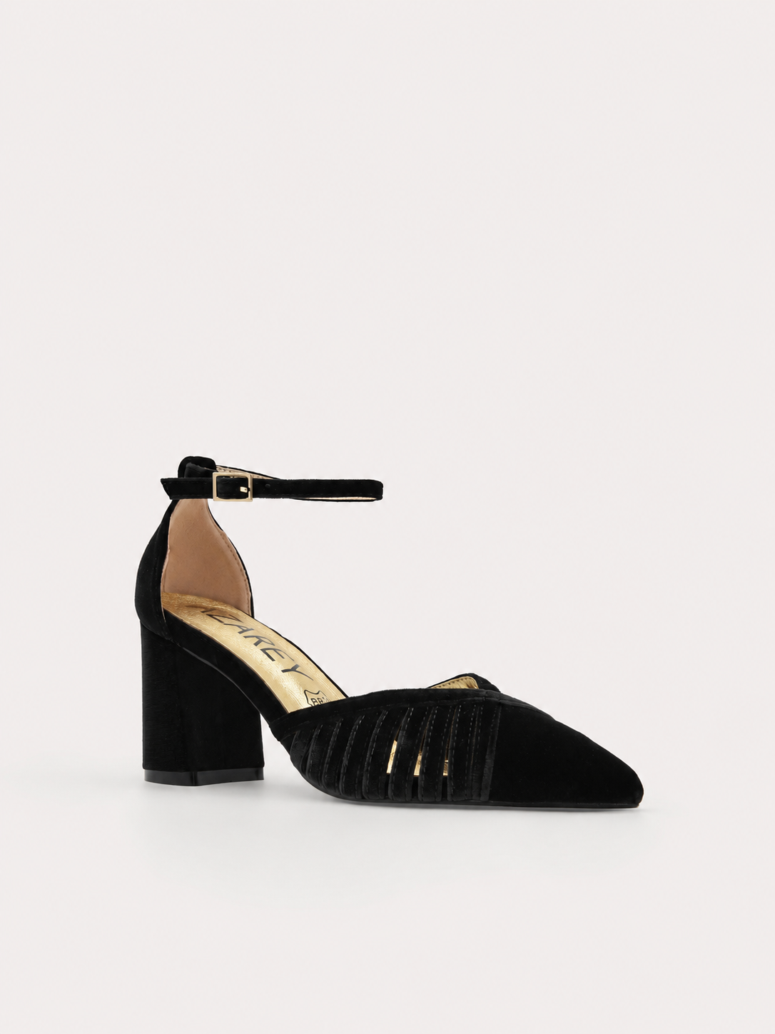 ZAPATOS DE SALÓN DE TERCIOPELO NEGRO CON CORREA