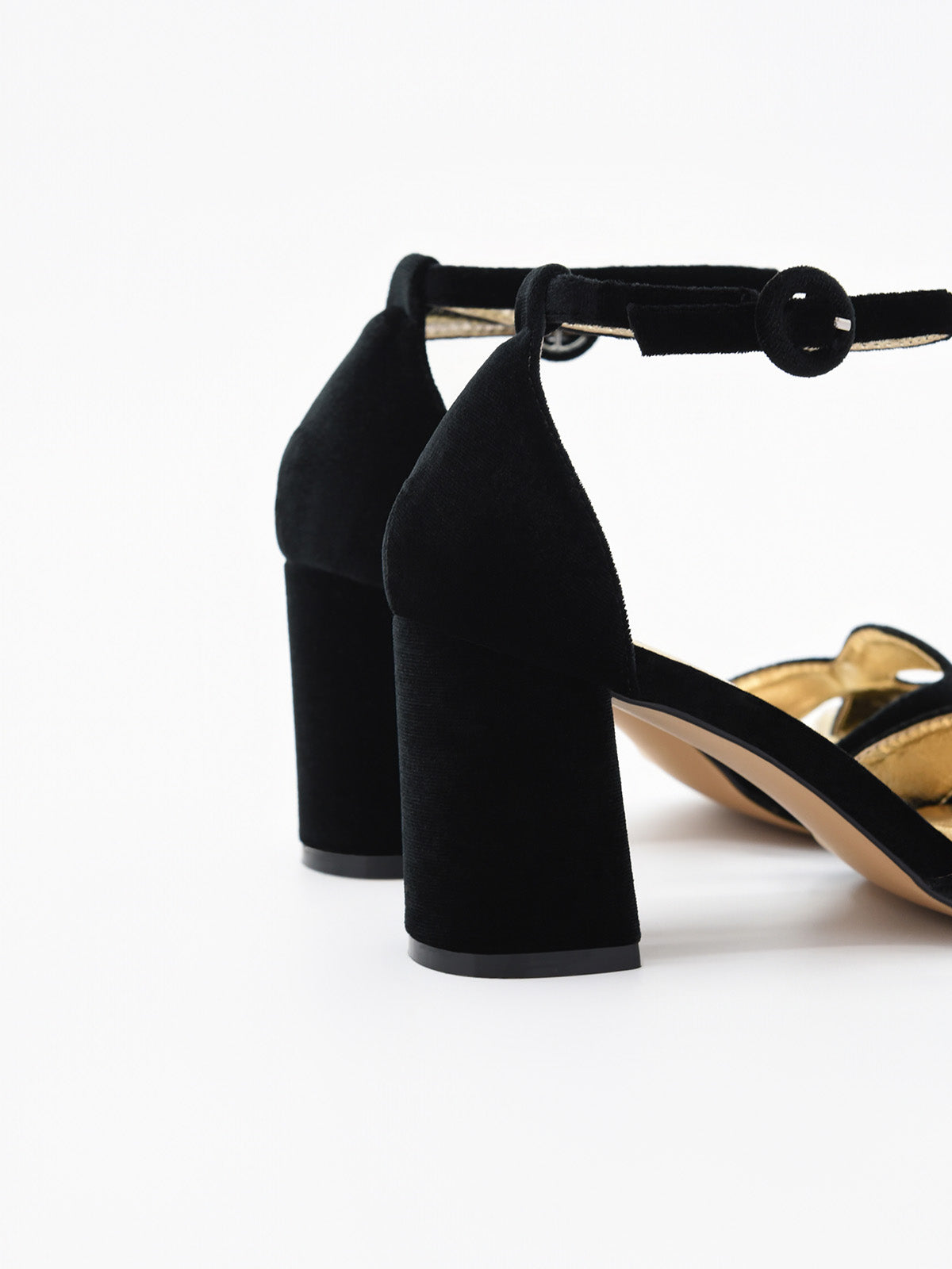 SANDALIA DE TERCIOPELO NEGRO ELEGANTE