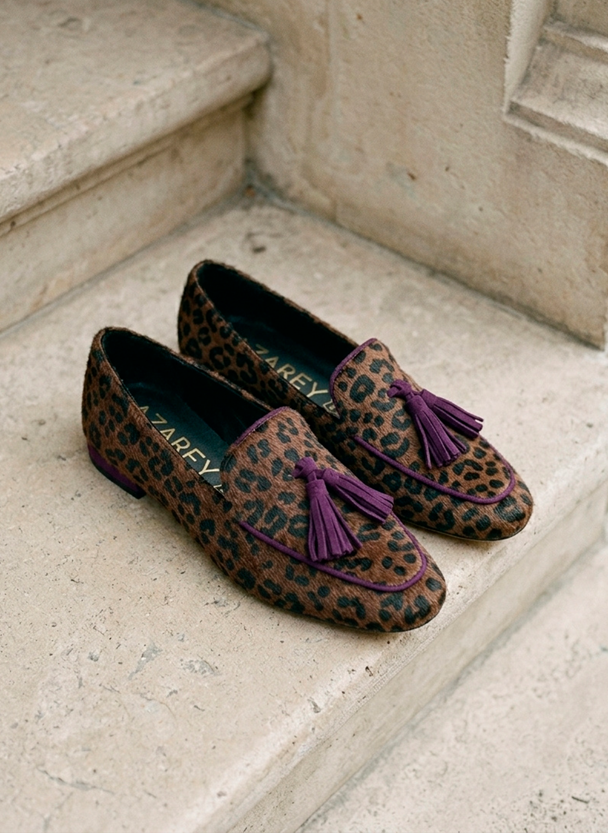 MOCASÍN LEOPARDO MARRÓN BORLAS TACÓN BAJO